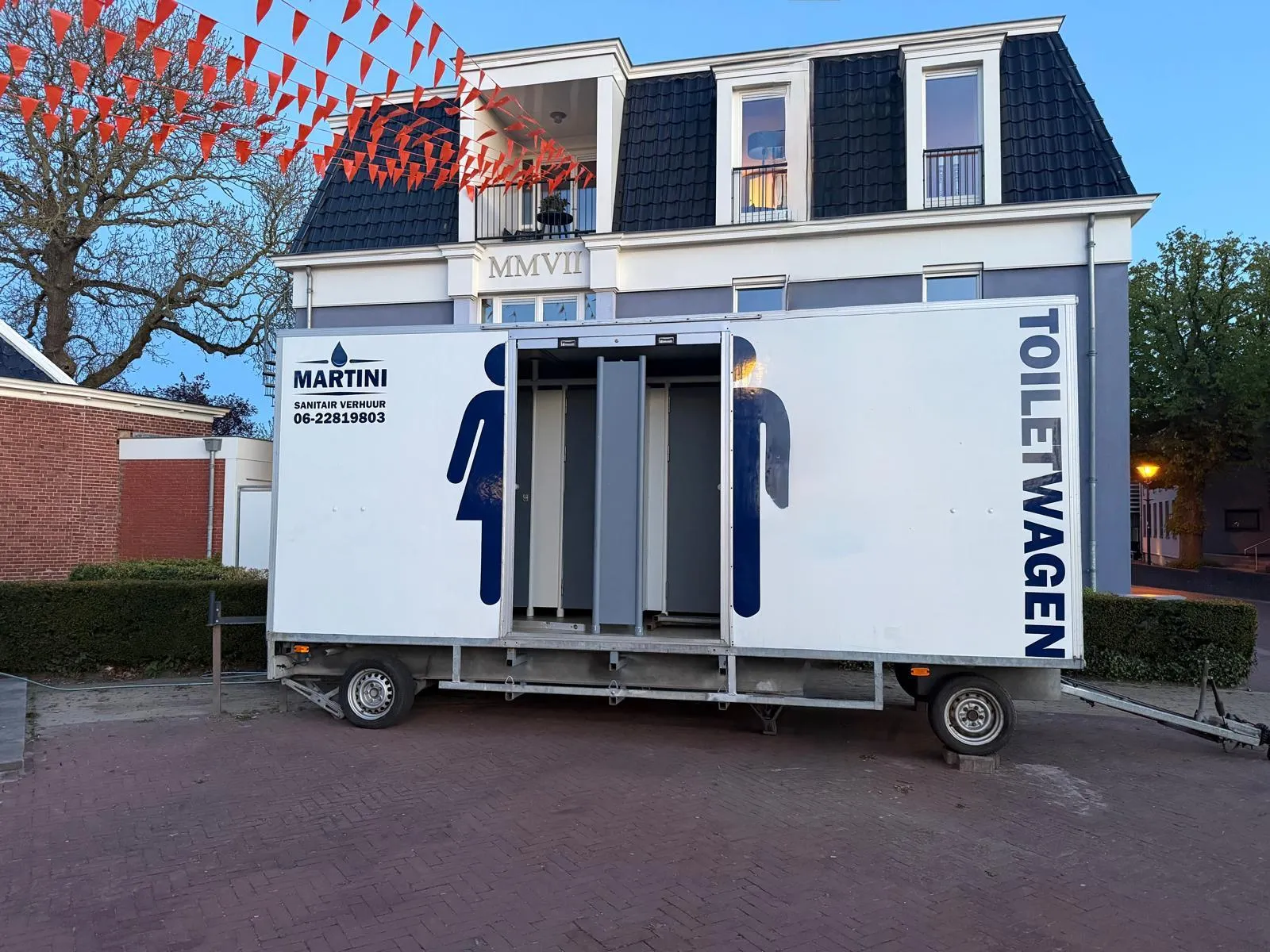 Luxe grote toiletwagen met 7 wc's