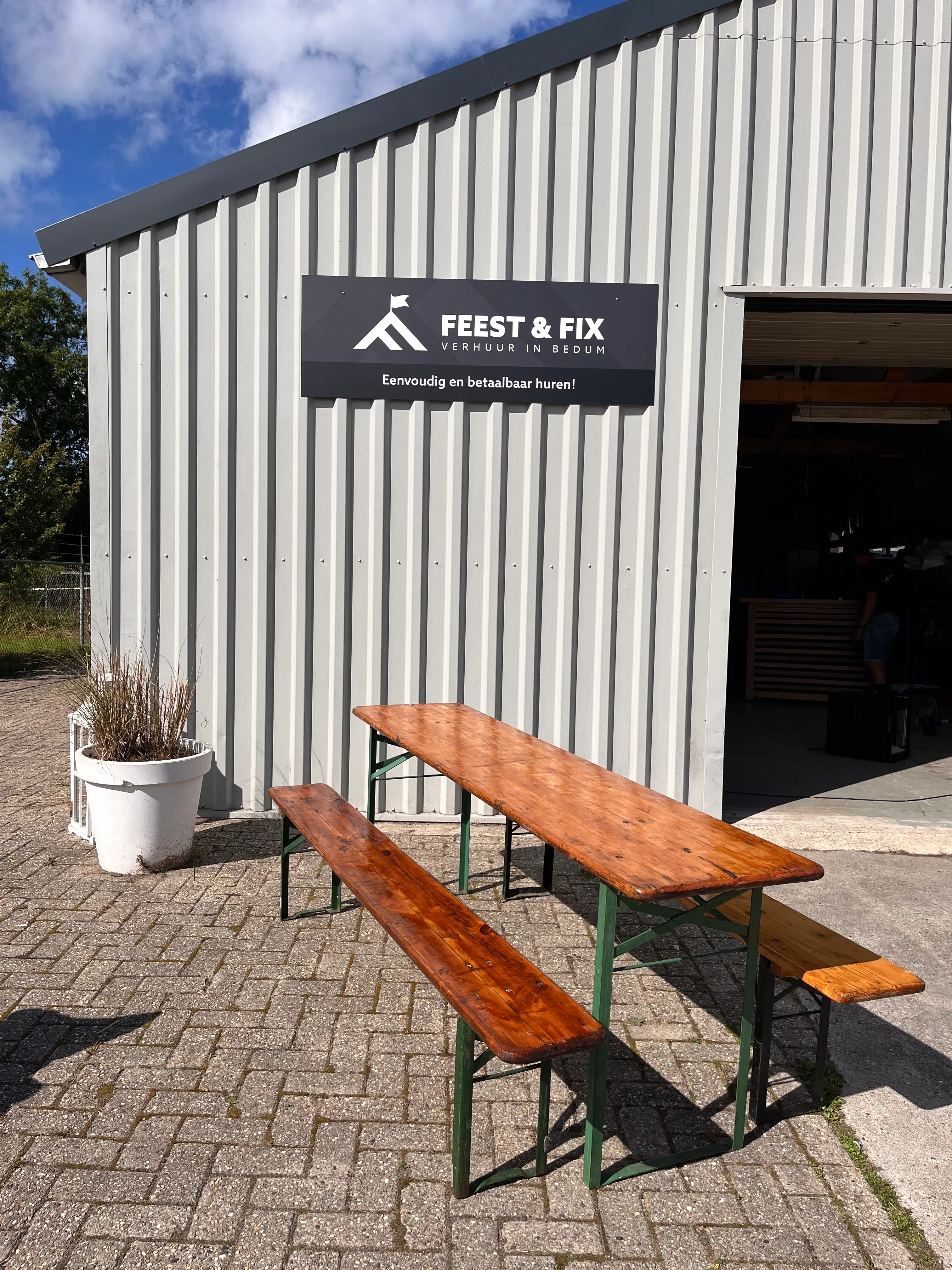 Biertafel met bankjes – opgeknapt klassiek model 220 x 60 cm