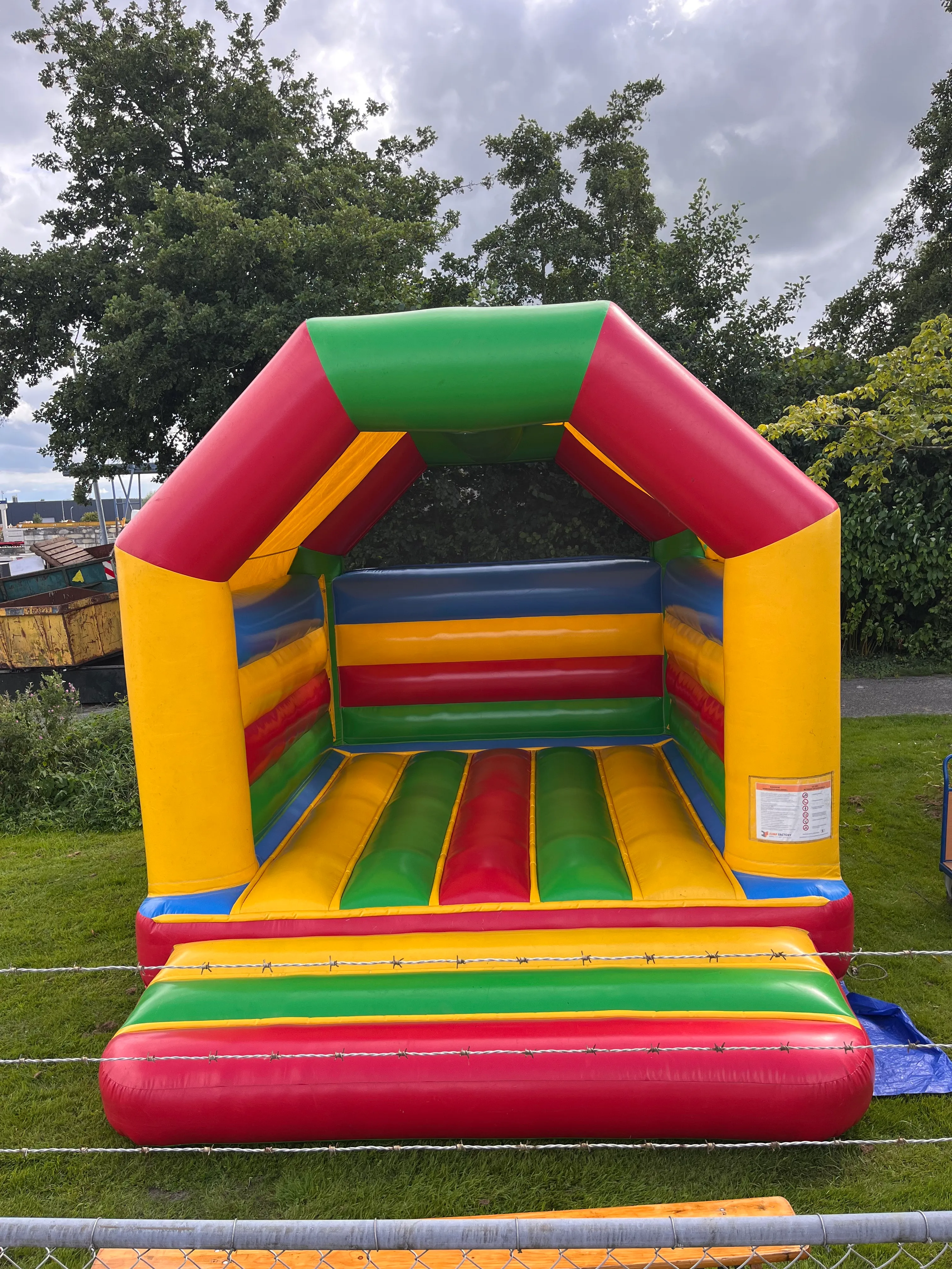 Kleurrijk springkussen 5x5x4 meter