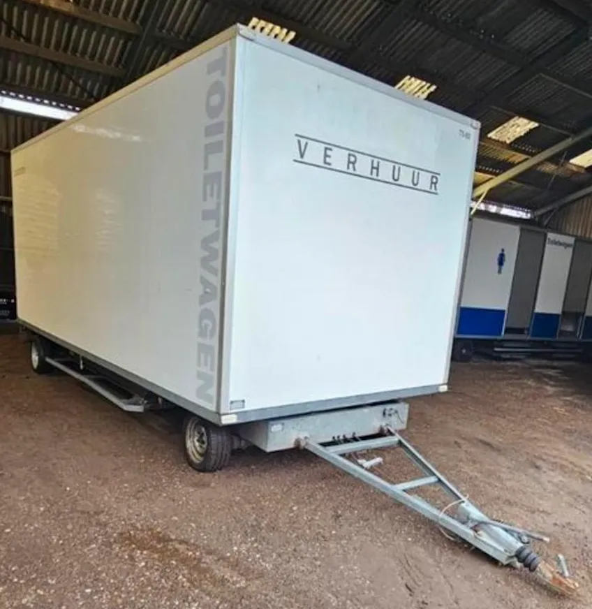 Luxe grote toiletwagen met 7 wc's