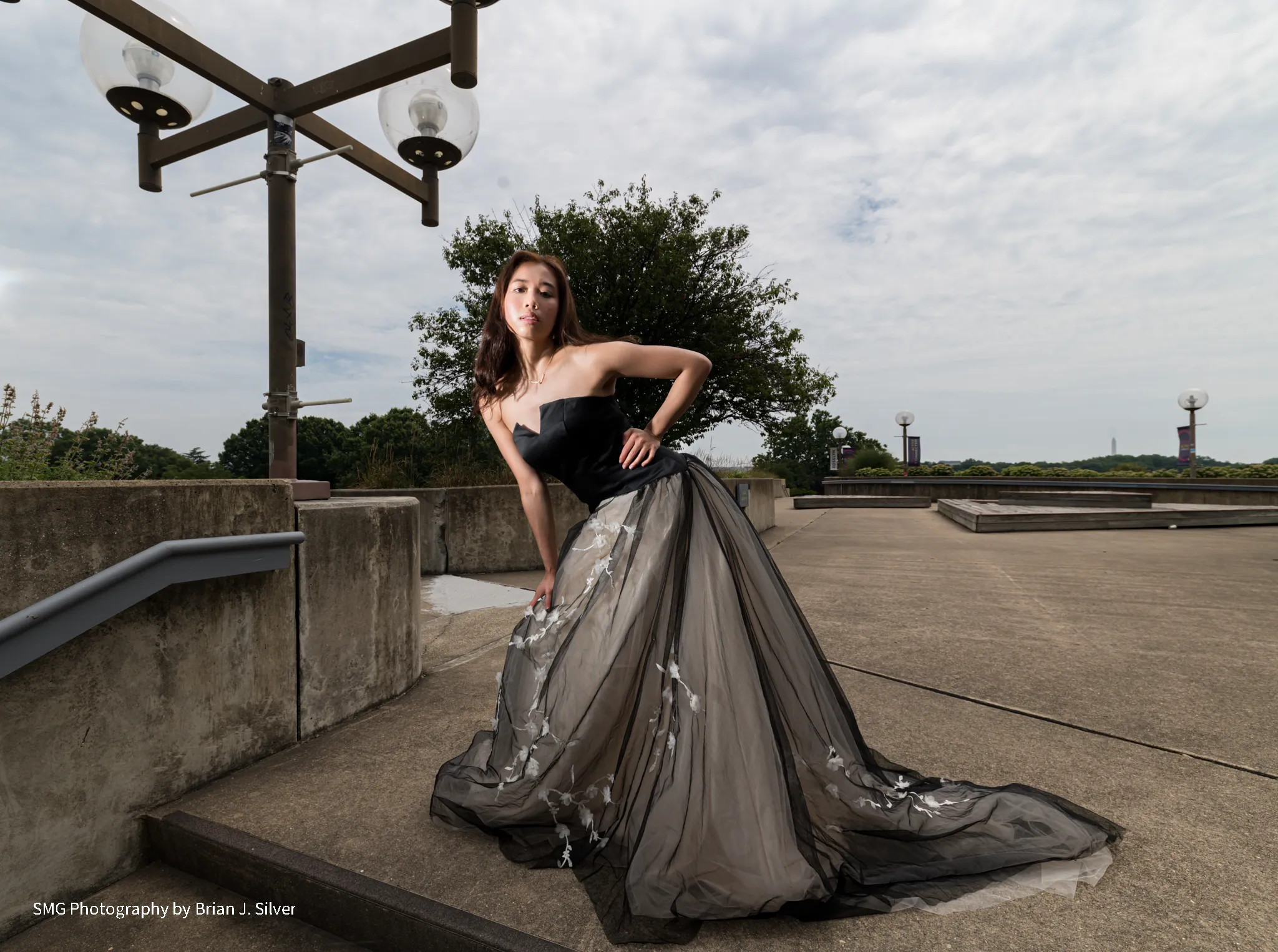BLACK STRAPLESS FLORAL PEARL