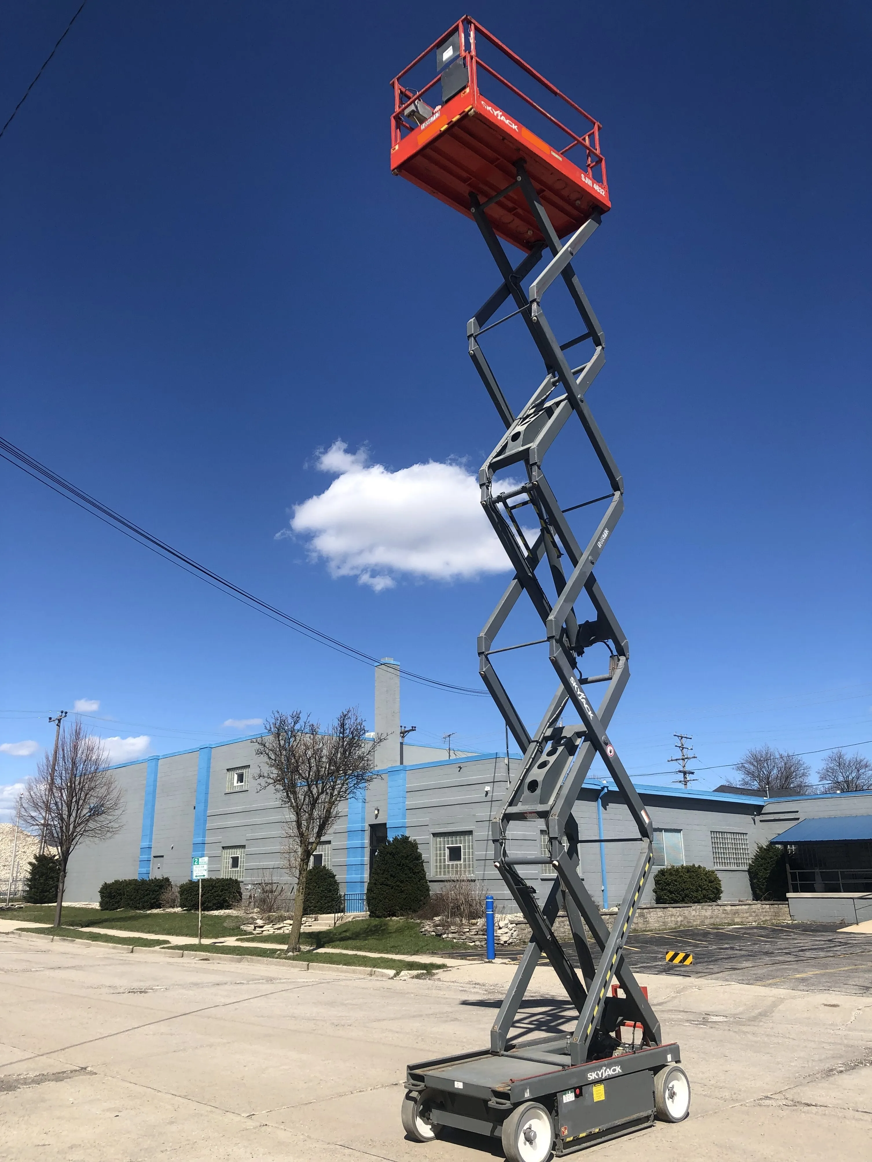 Scissor Lift - 32ft, 700lb capacity