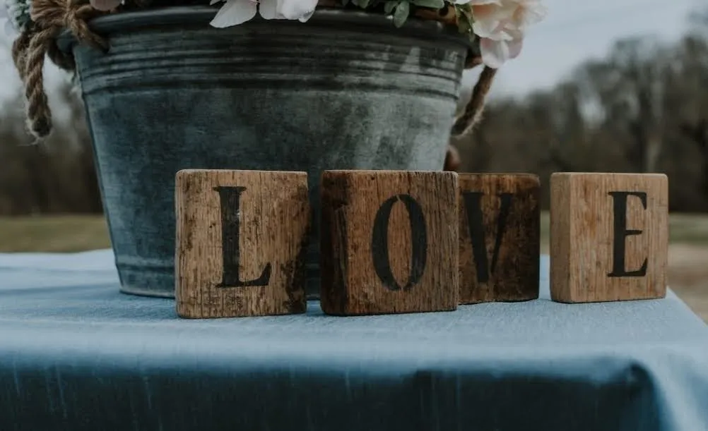 TABLESCAPE: LOVE wood blocks (max 1 set)