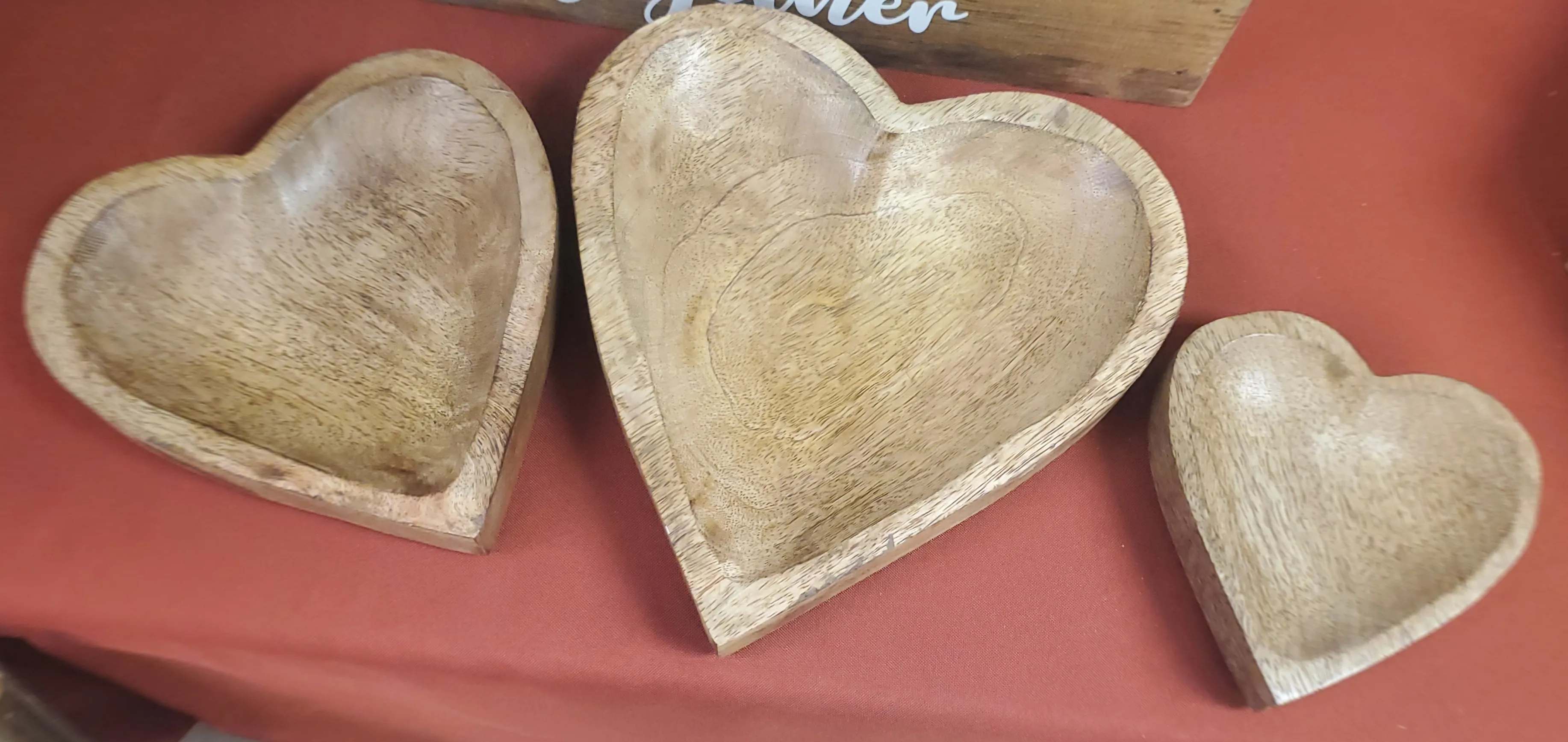 TABLESCAPE: set of 3 wood hearts