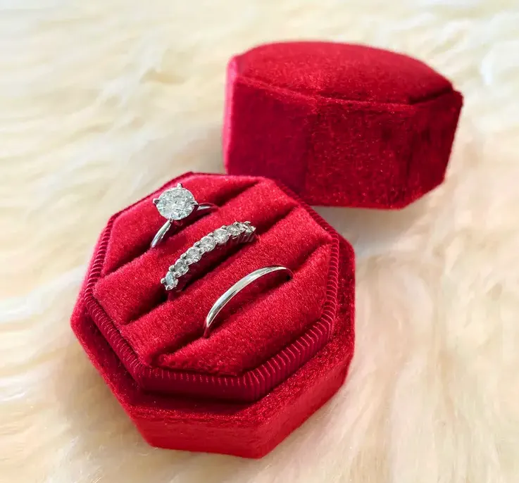 Red Ring Box with three compartments 