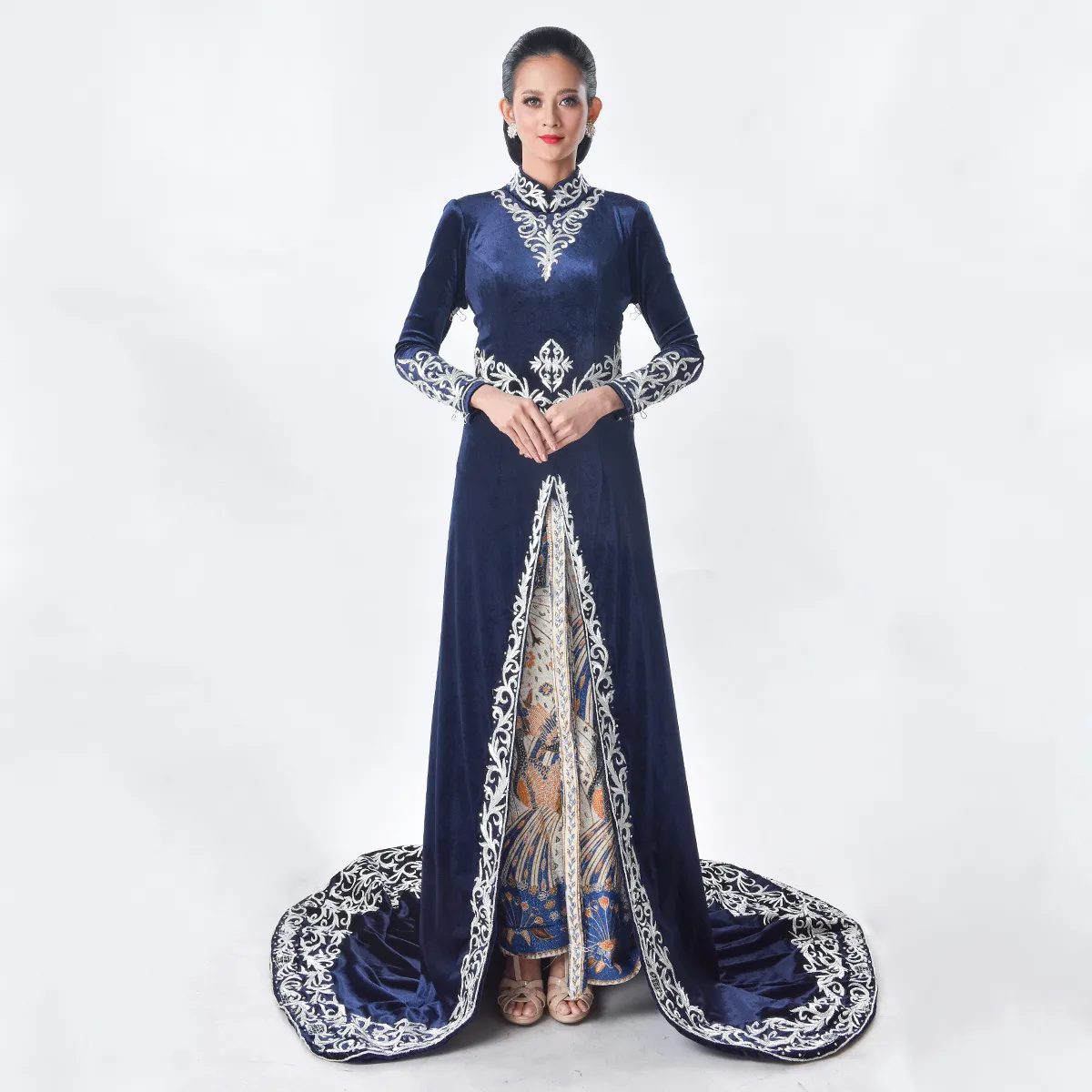 (KE-011) Kebaya Pengantin Bludru Biru Navy Atika Rizky