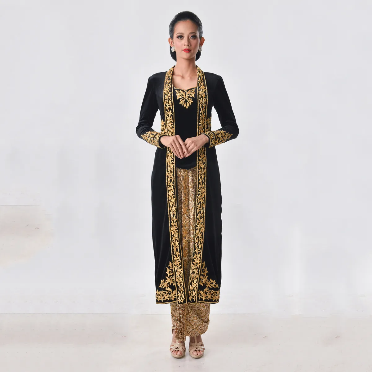 (KE-015) Kebaya Pengantin Bludru Hitam Ambarsari