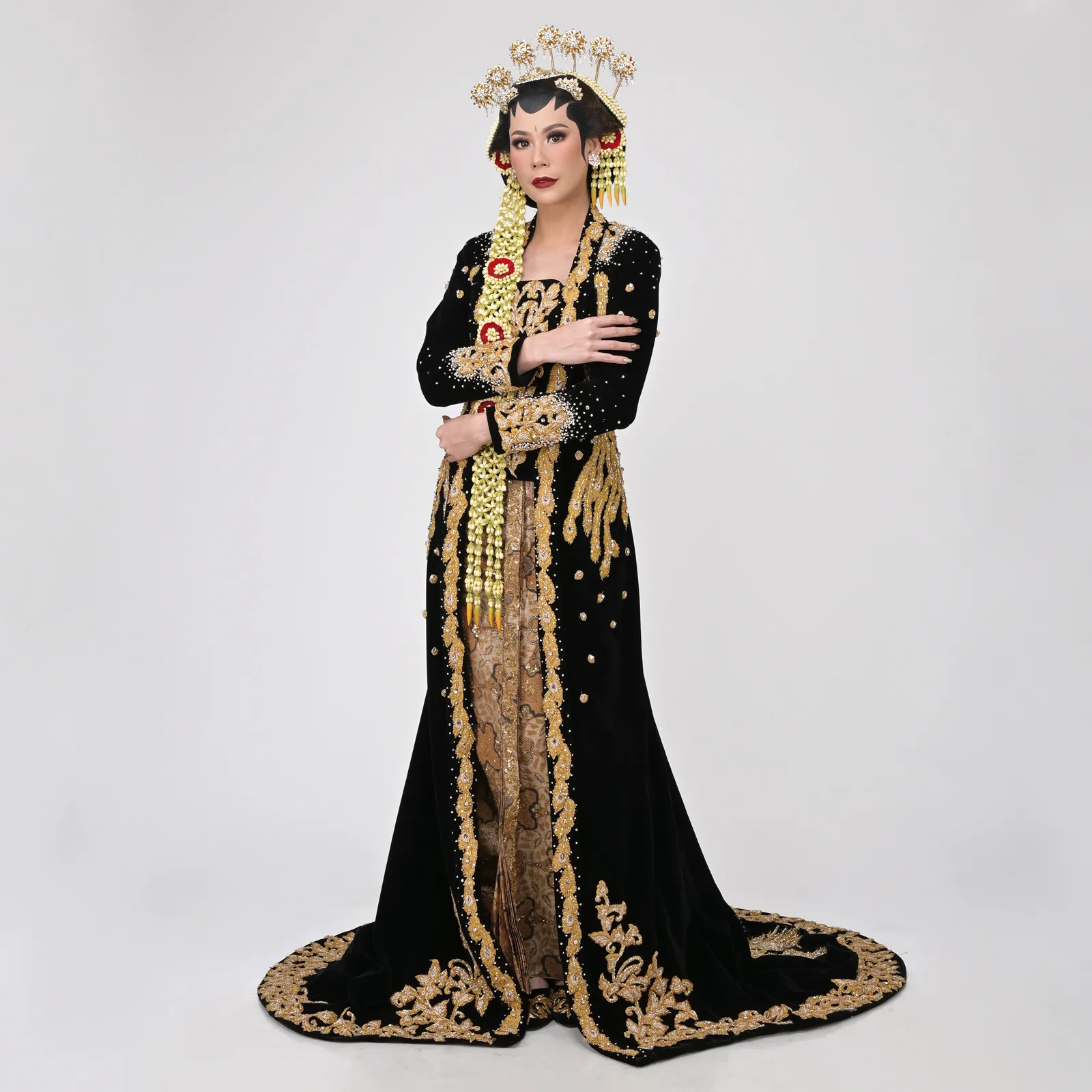 (KE-133) Kebaya Pengantin Bludru Hitam Merak 