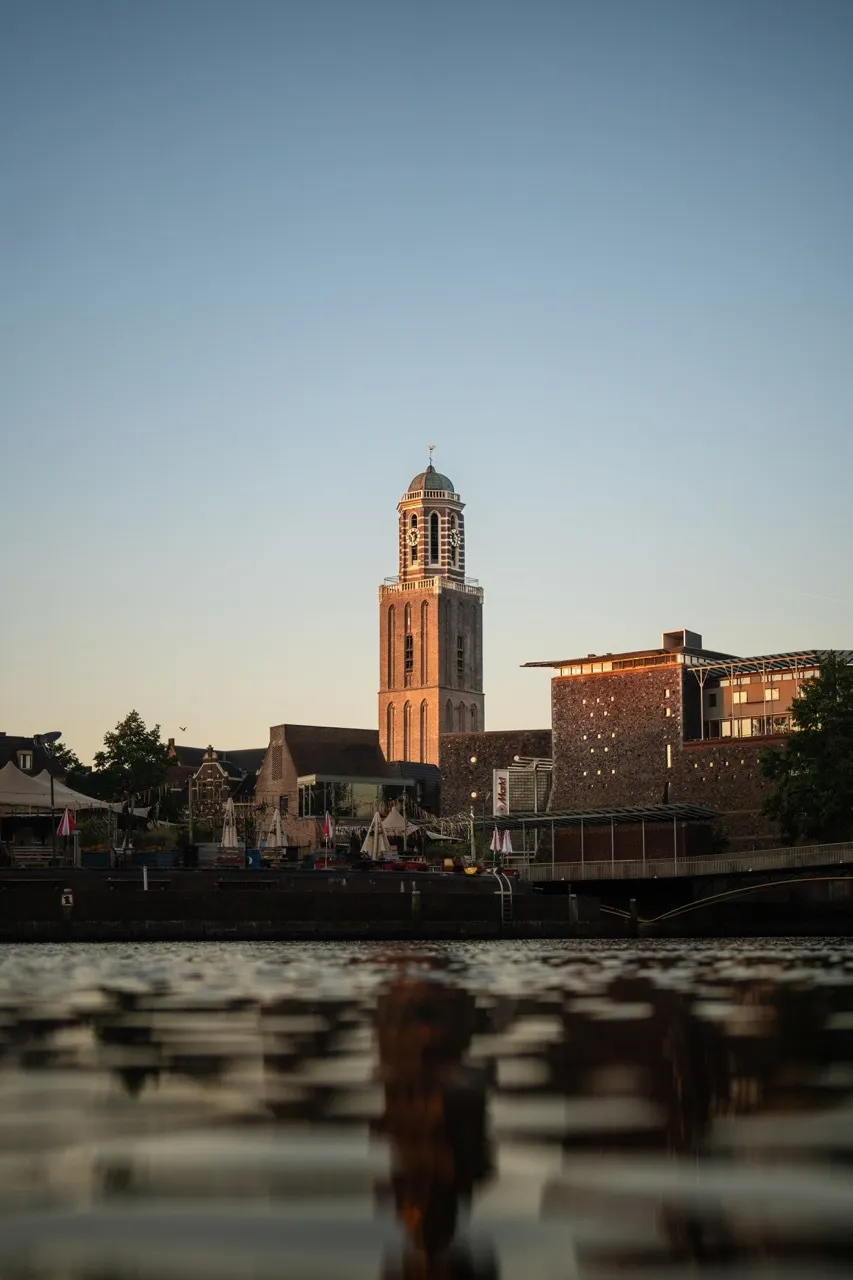 suppen op de stadsgracht in Zwolle met uitzicht op de peperbus.