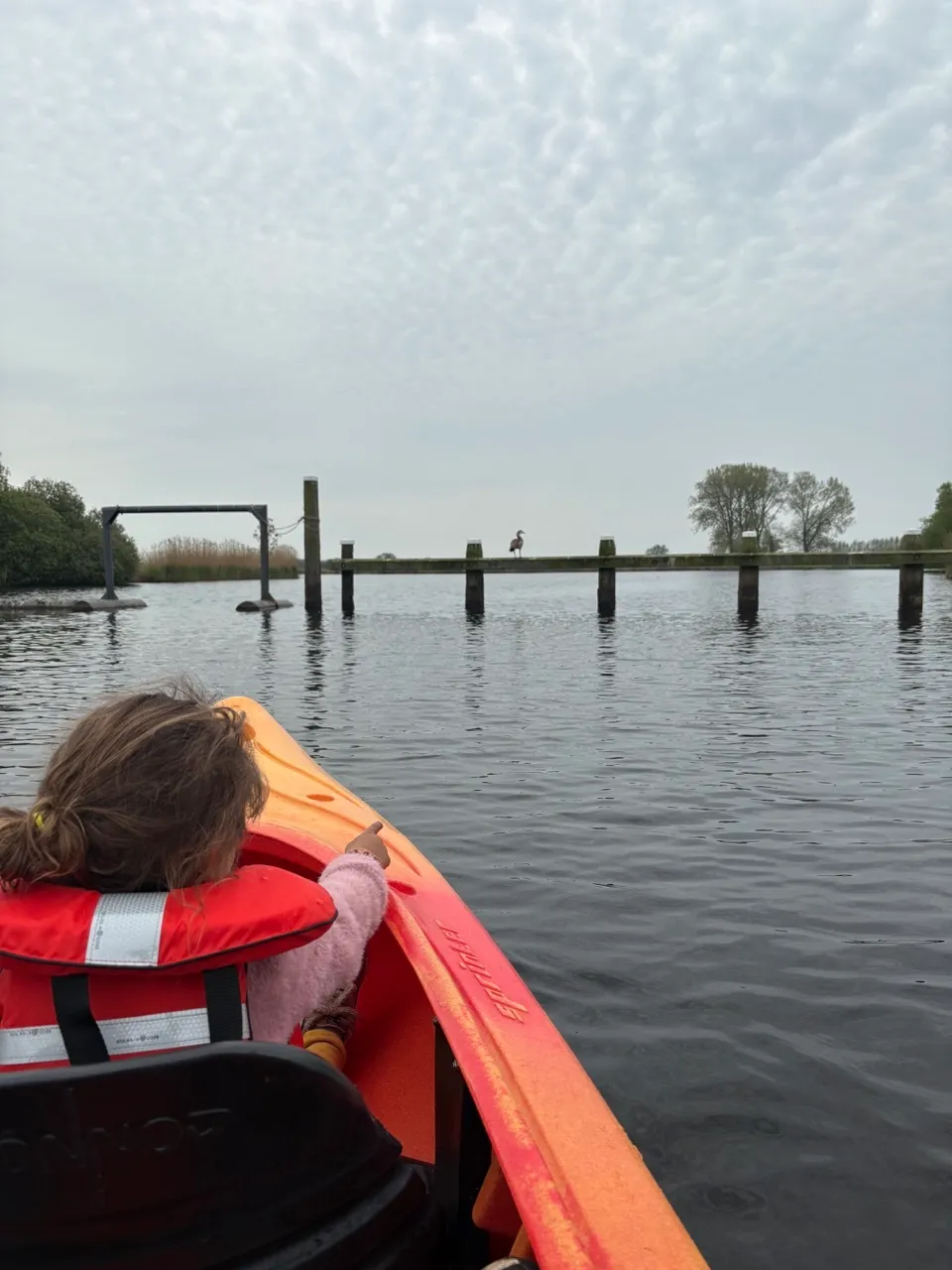 Kind in een 2 persoons kajak op de Vecht