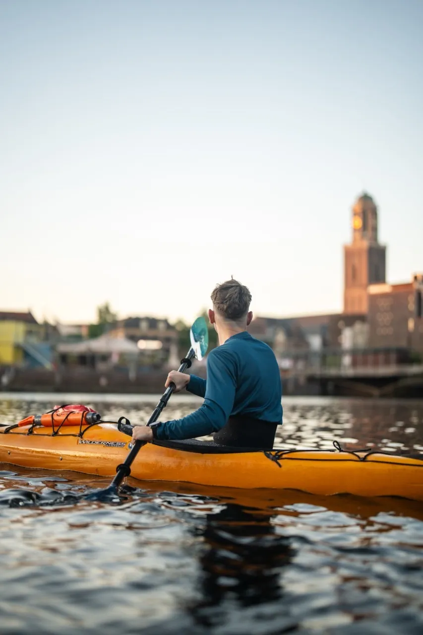 Kijkend naar de Peperbus vanuit een kano