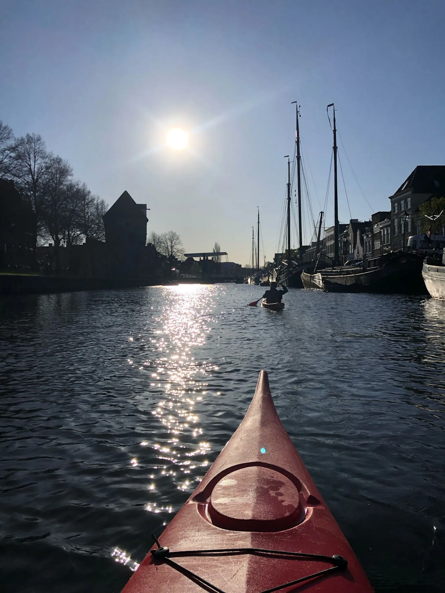 Kano door de hoofdstad van Overijssel in de stadsgracht.