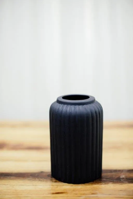 Bl037 Black Small Ribbed Ceramic Pot