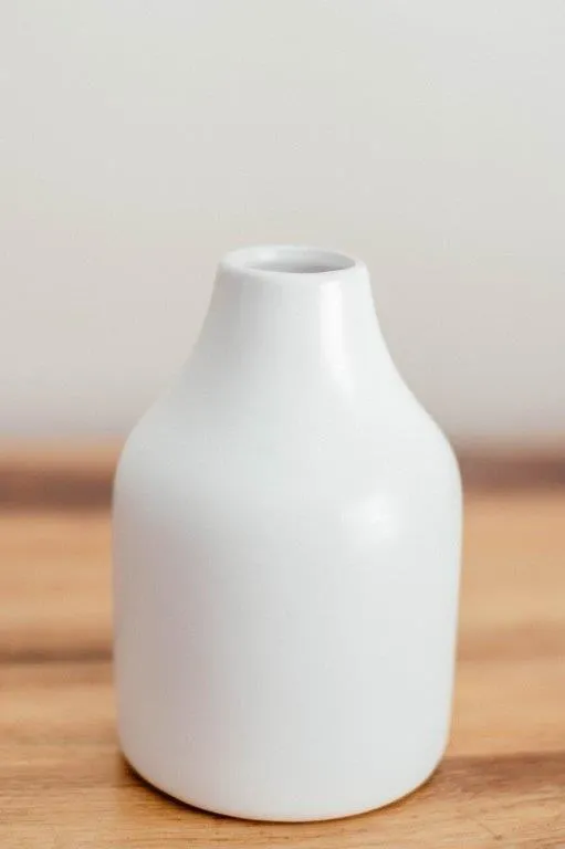 Wh002 White Cone Neck Bottle Ceramic 15cm