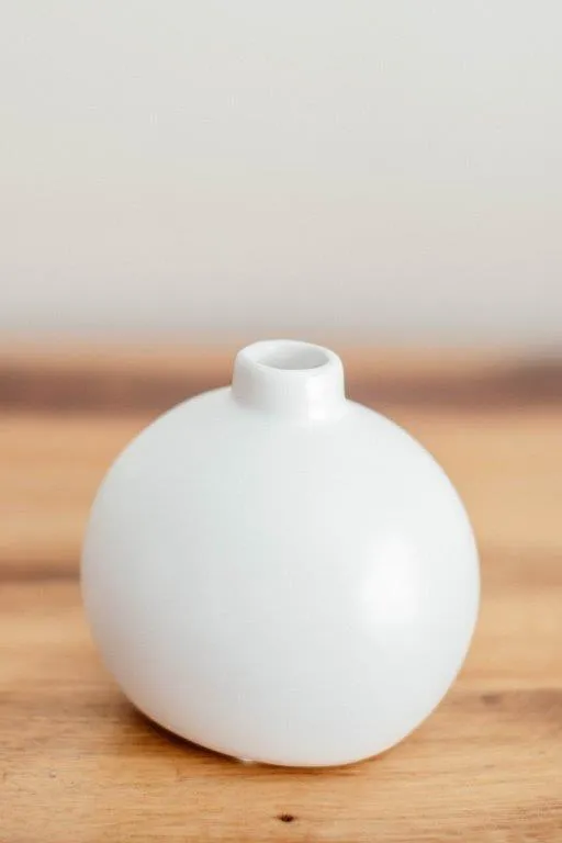 Wh008 White Oval Ball Bottle Ceramic 11cm