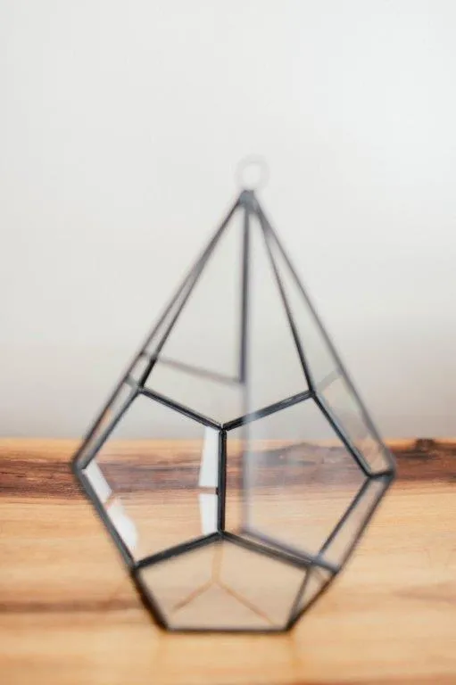 Bl015 Black Geo Pyramid House Large 21cm