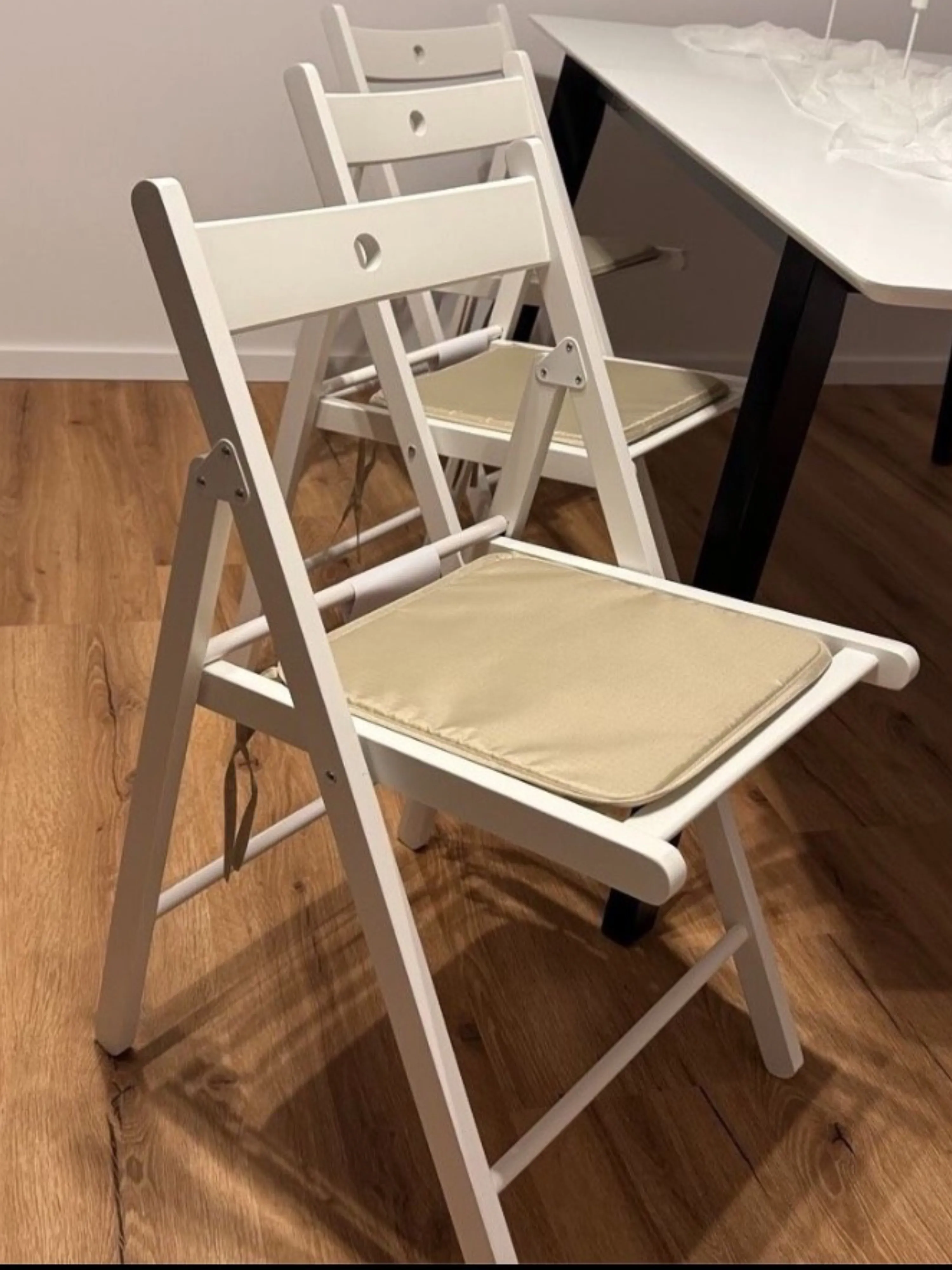 Weißer Klappstuhl (inkl. Polster)