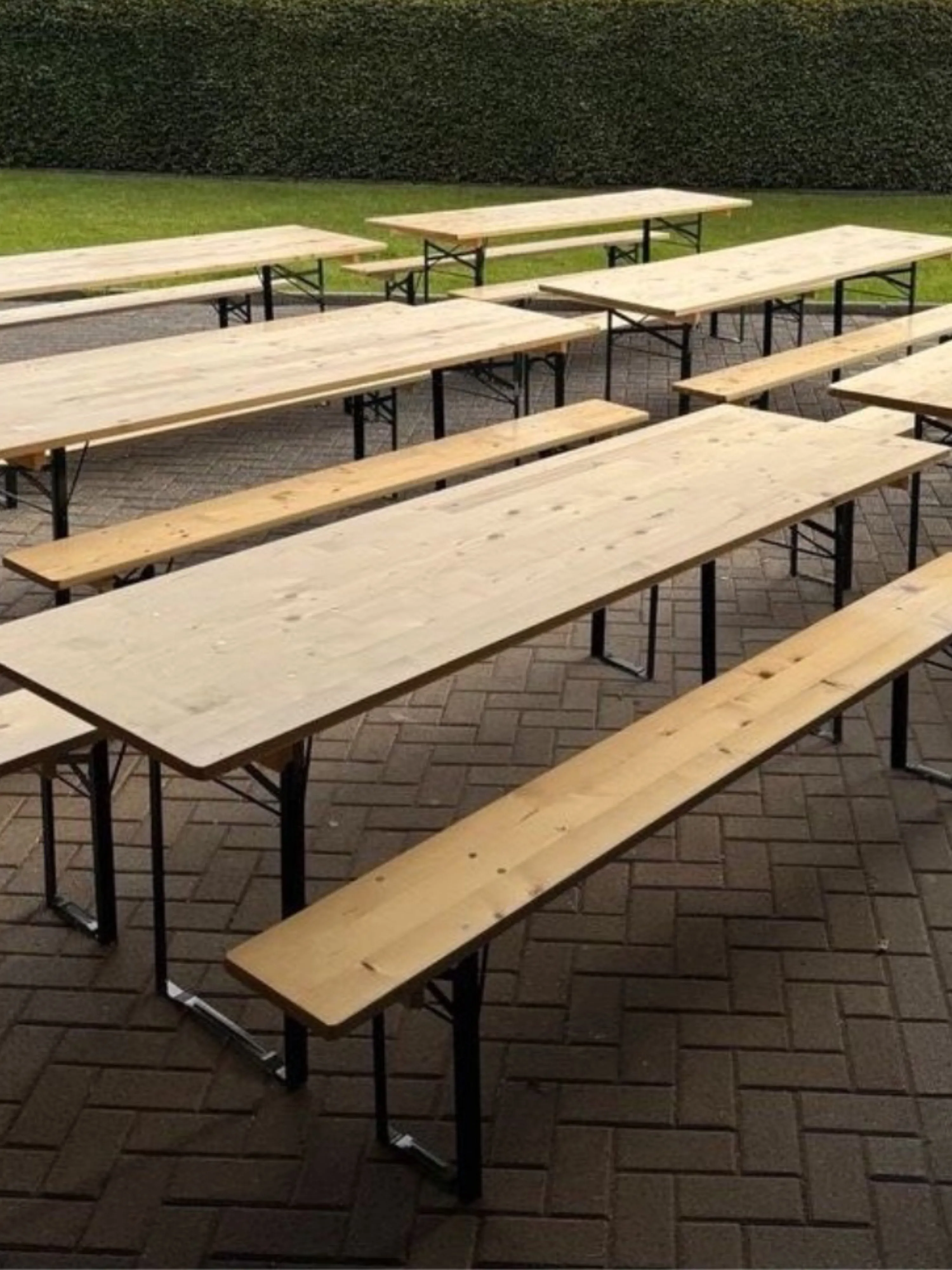 Bierzeltgarnitur mit breitem Tisch (70cm)