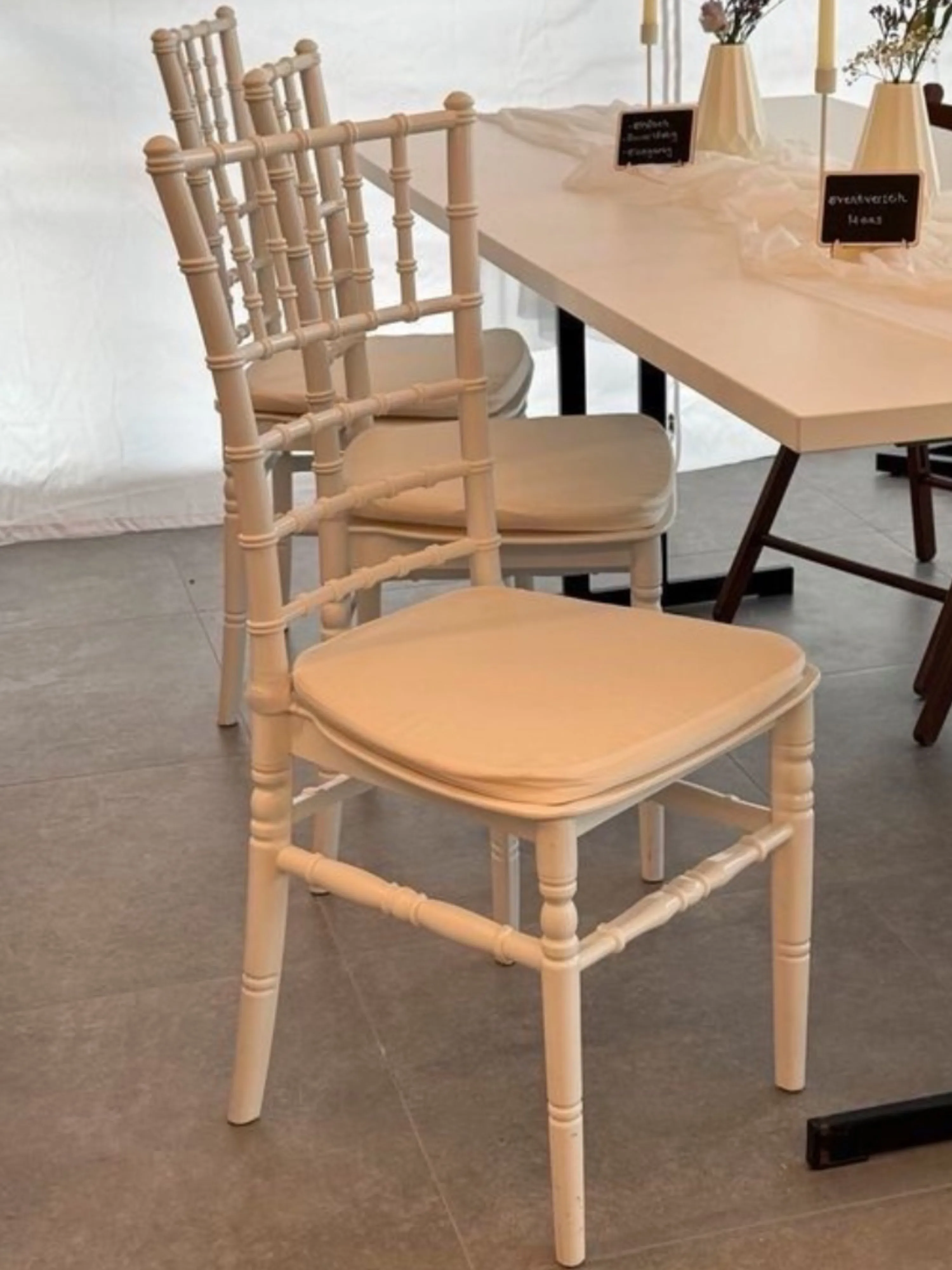 Weißer Chiavari-Stuhl (inkl. Polster) 