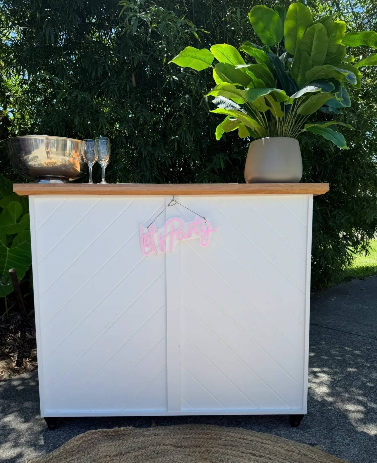 Elegant White Bar 