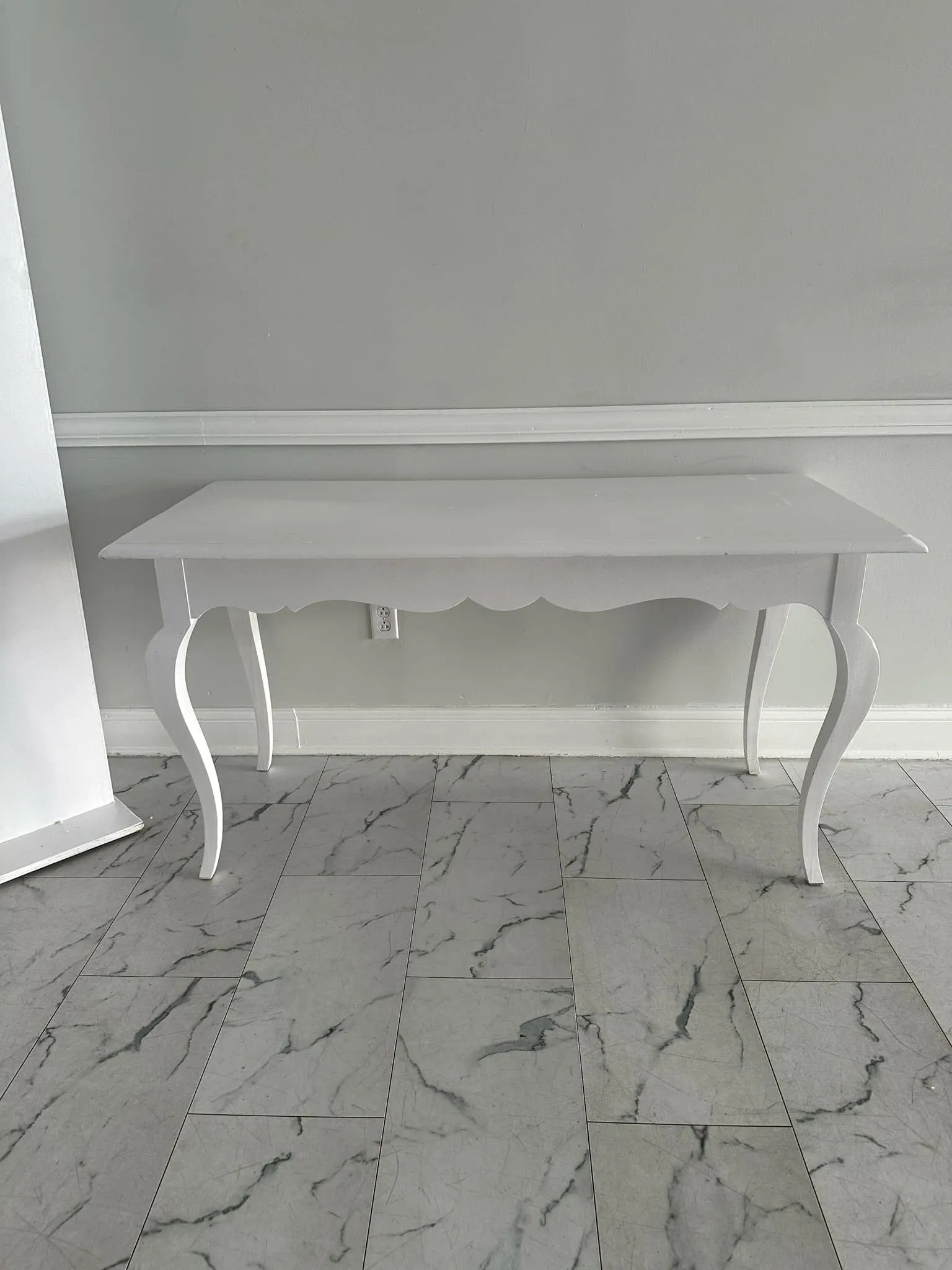 White Classic Sweetheart Table 