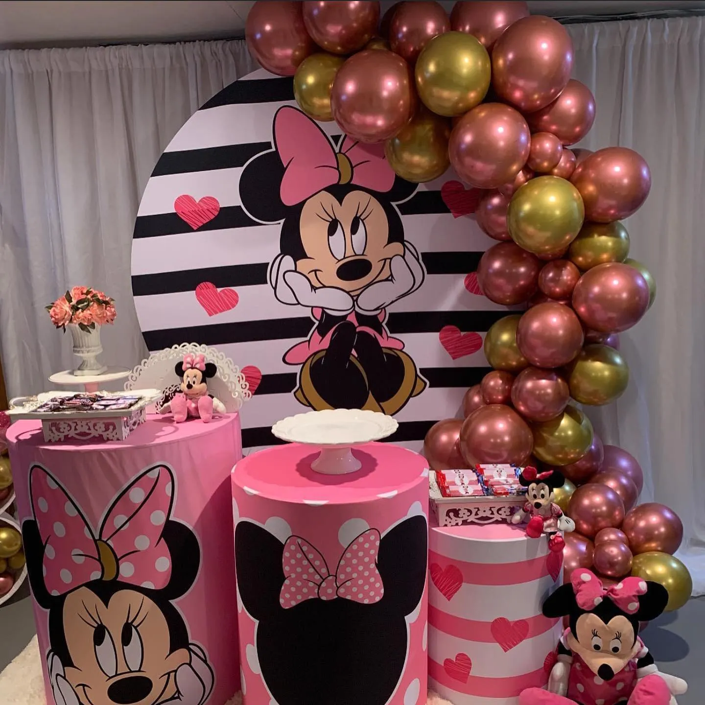 Female Mouse Round Backdrop 