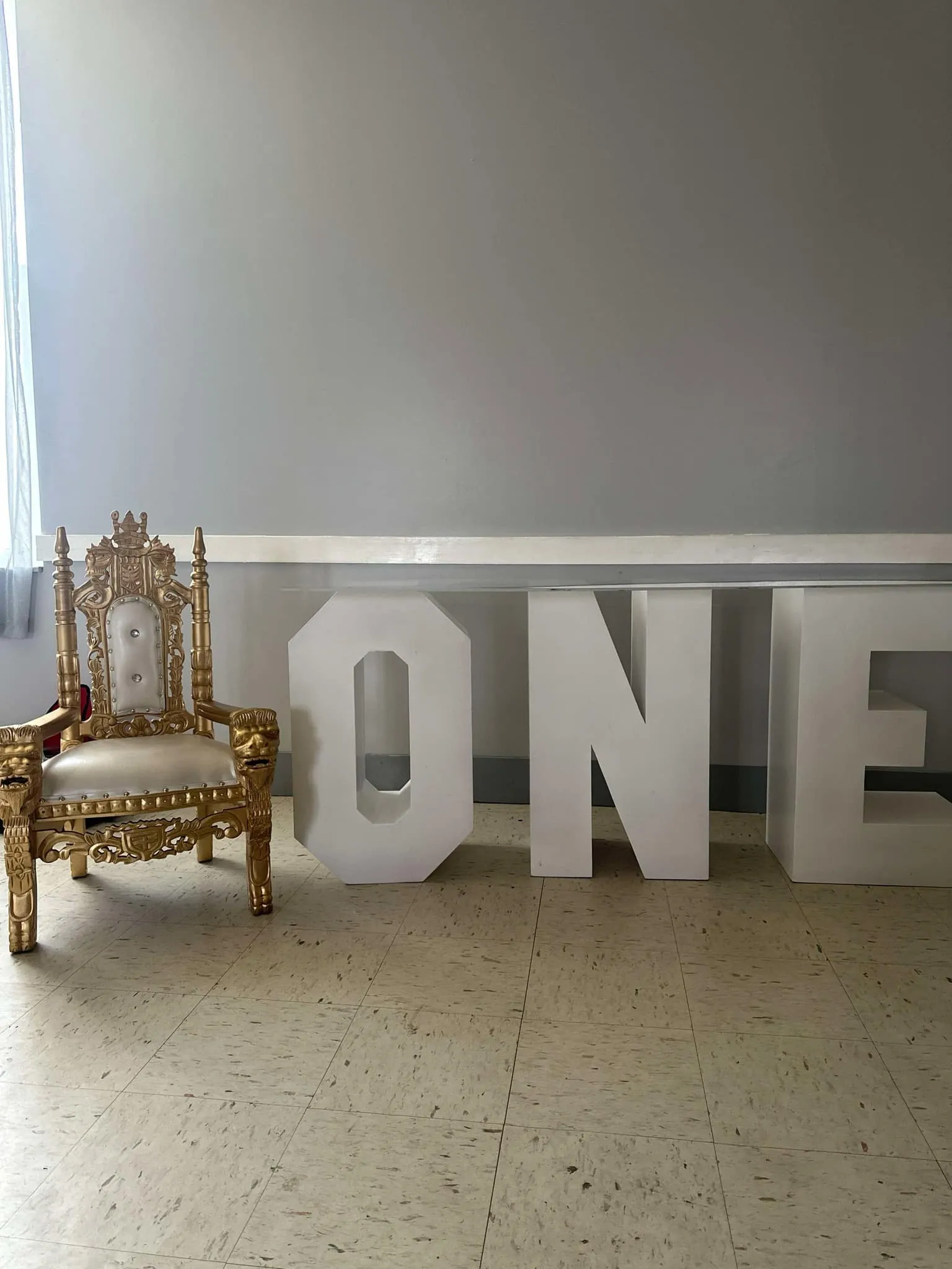 ONE Table & Toddler Gold Throne 