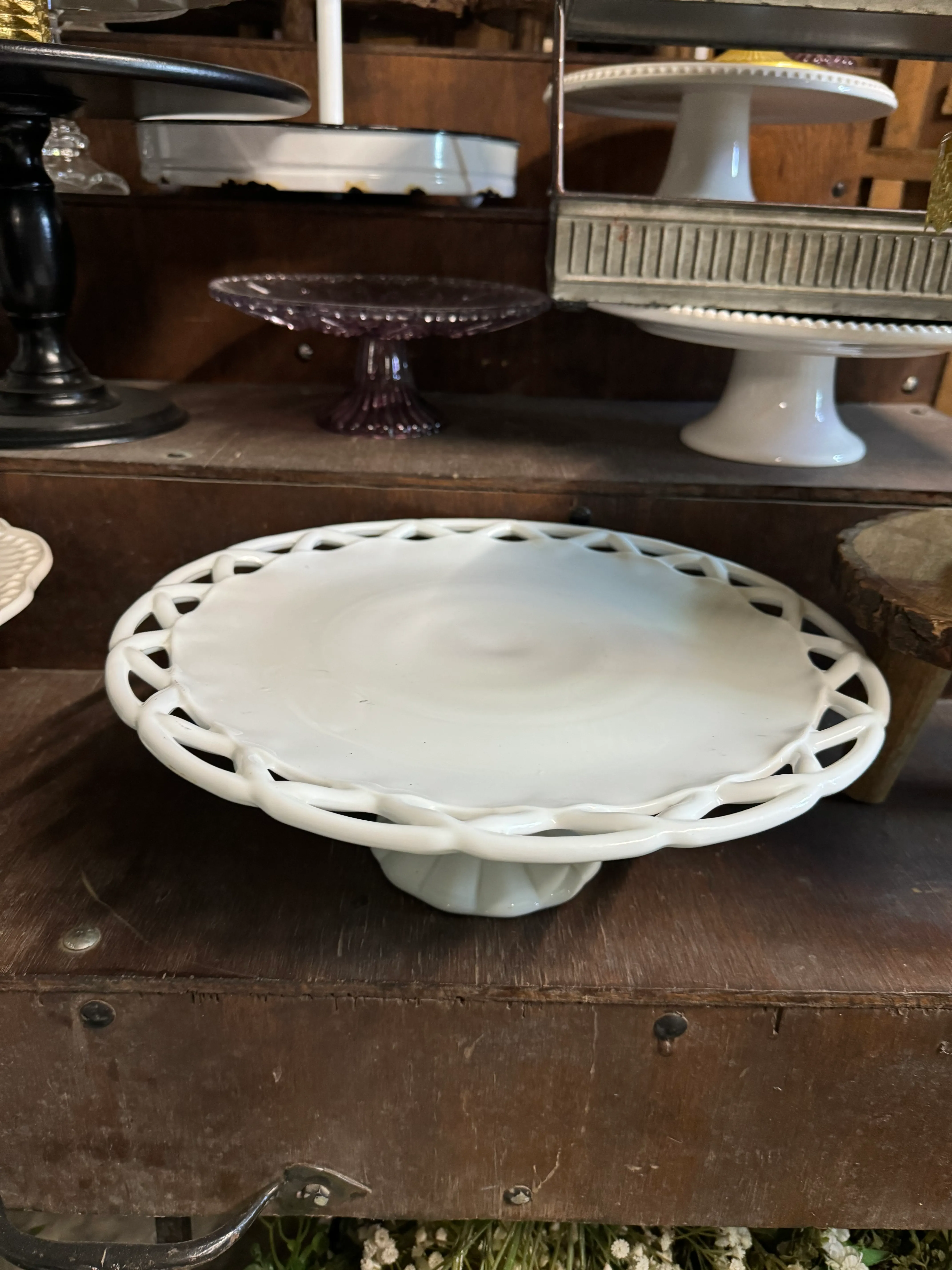 11-inch White Ceramic Cake Stand with Ceramic Lace Edges