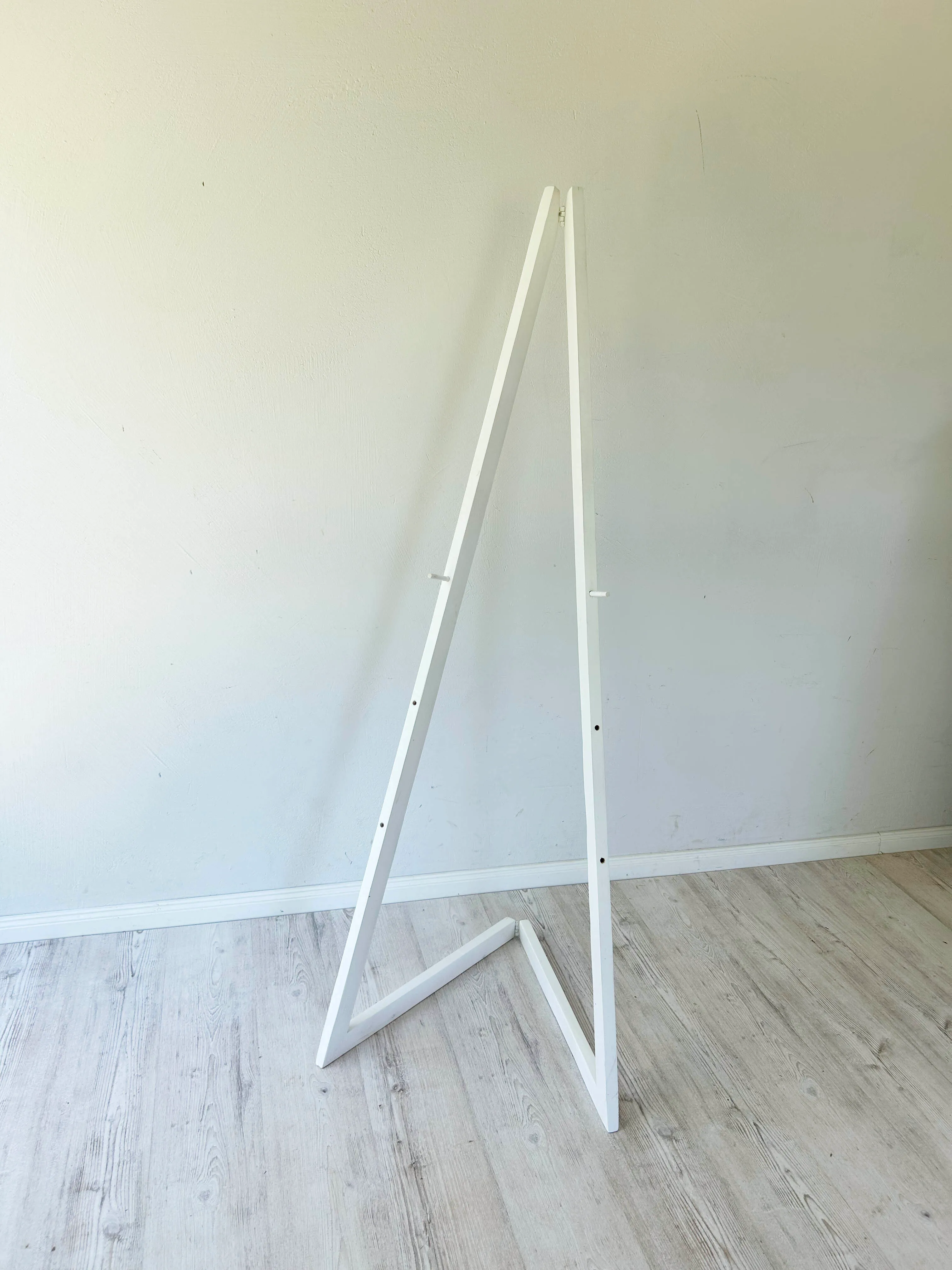 Easel H WHITE