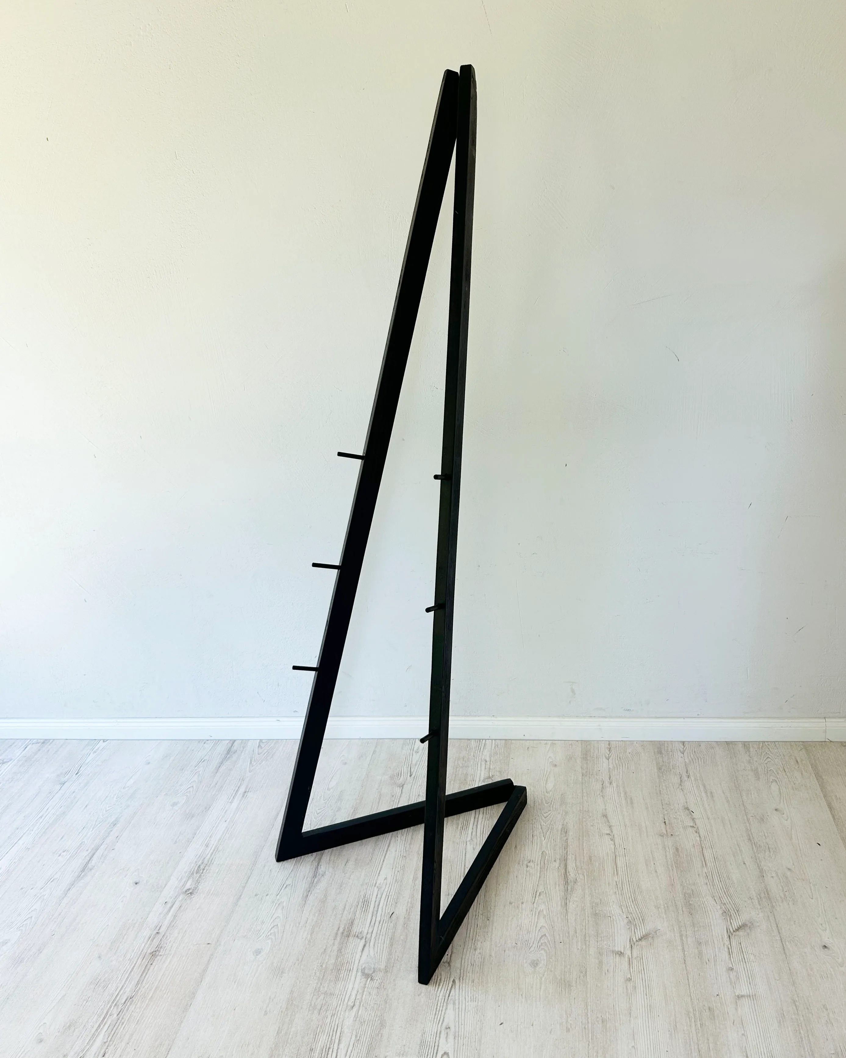 Easel H BLACK