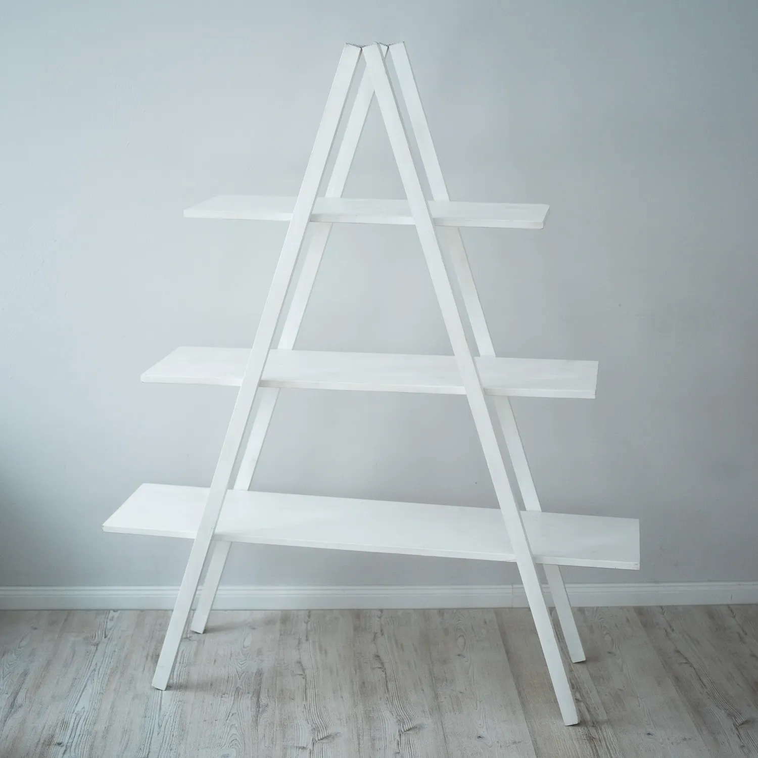 WHITE MAXI stand