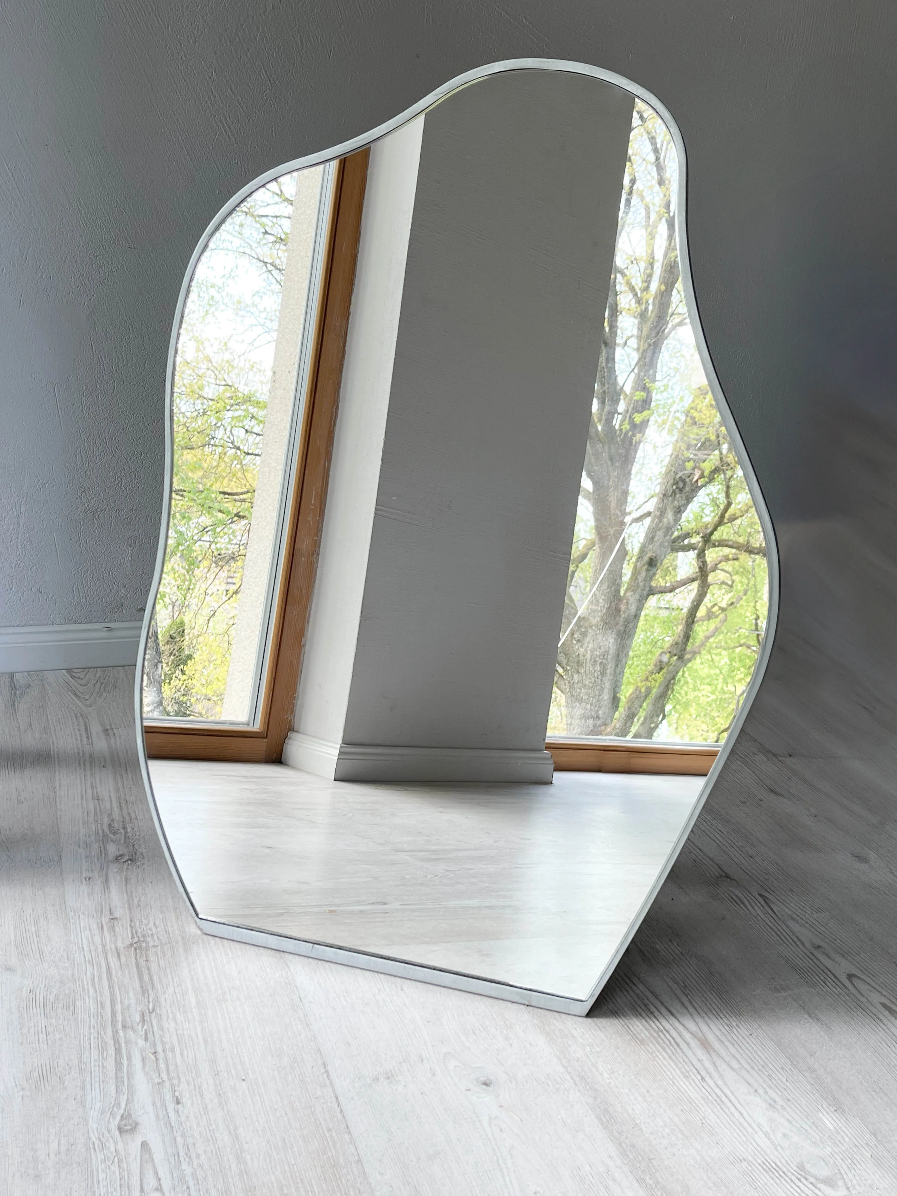 1 x IRREGULAR MIRROR stand M