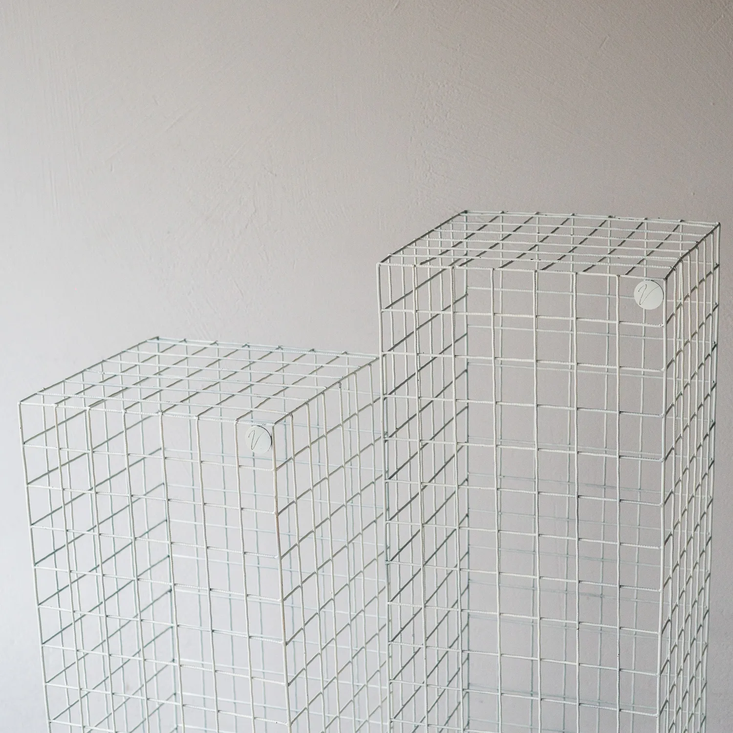 MESH WHITE 80 cm plinth