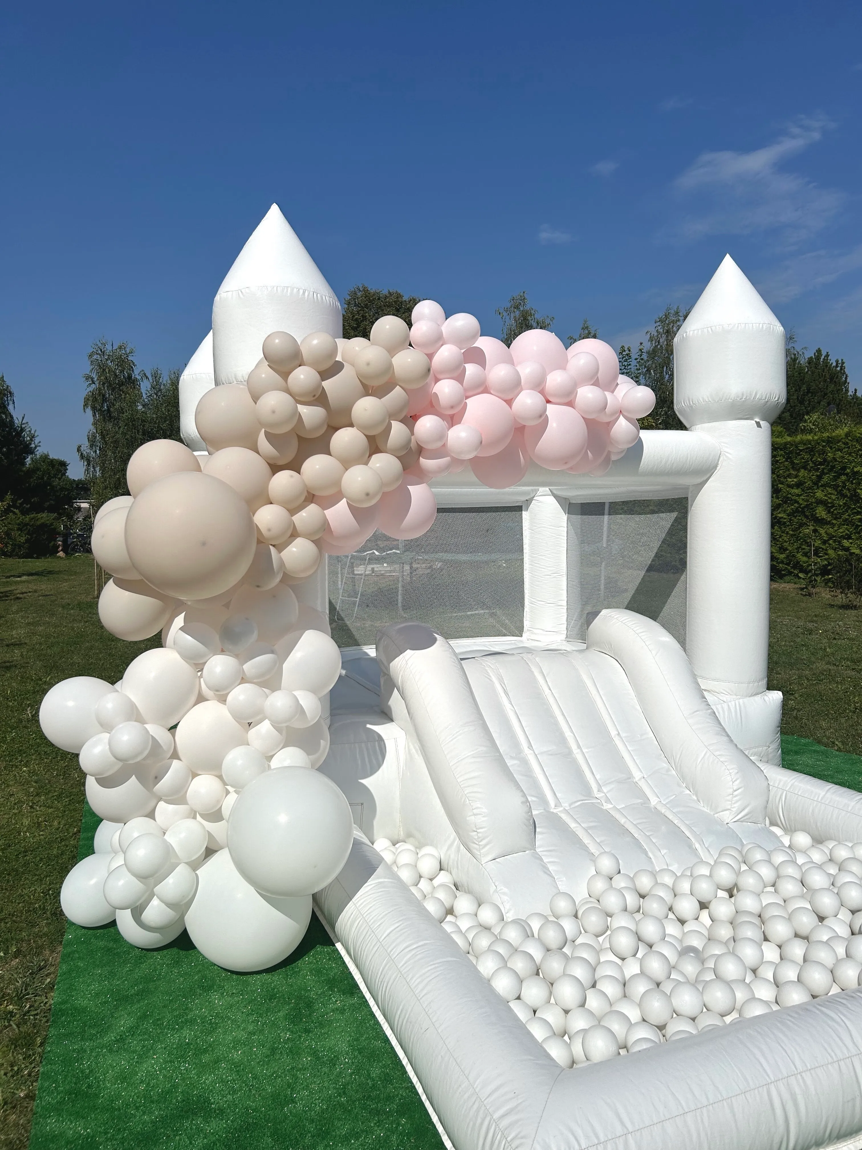 WHITE inflatable castle M