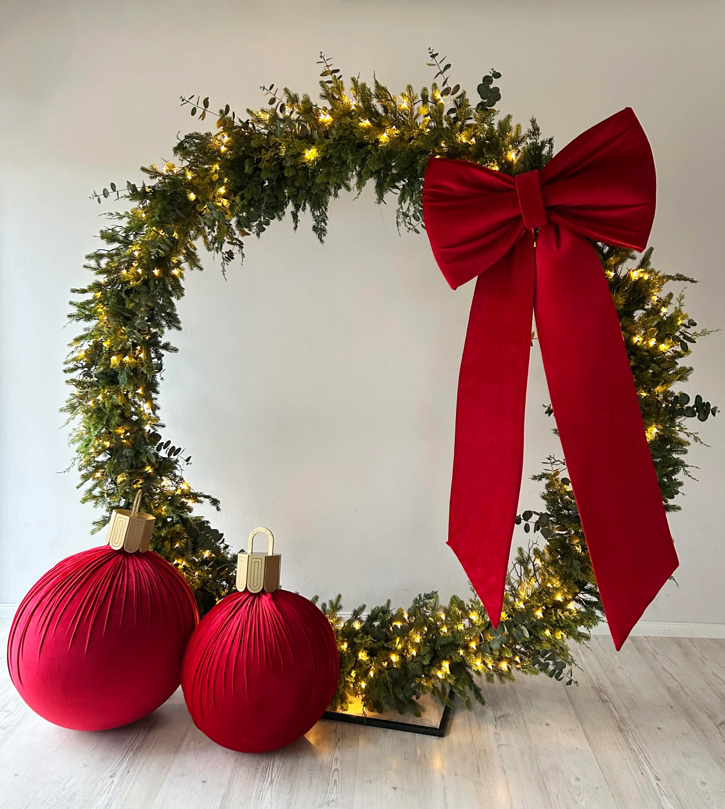 2 x CHRISTMAS BALL RED