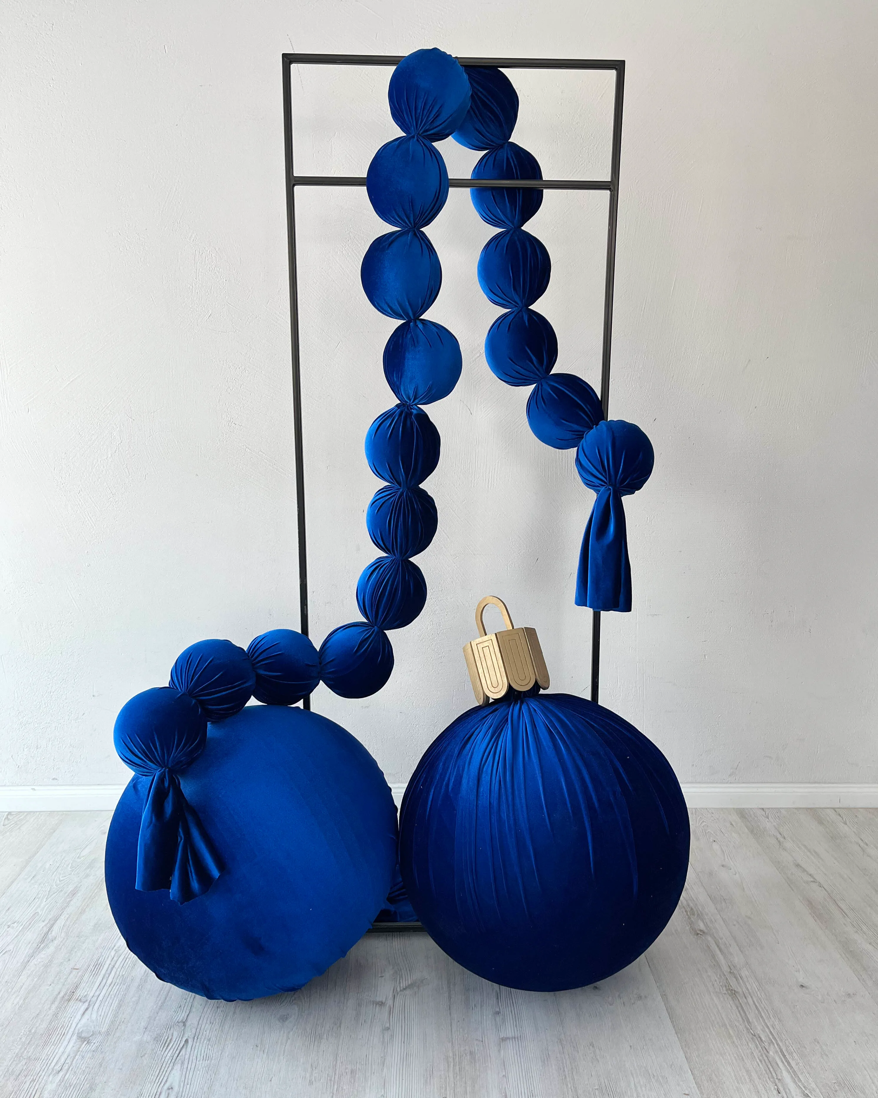 ROYAL BLUE VELVET BUBBLE garland - D 15 cm, 3 m
