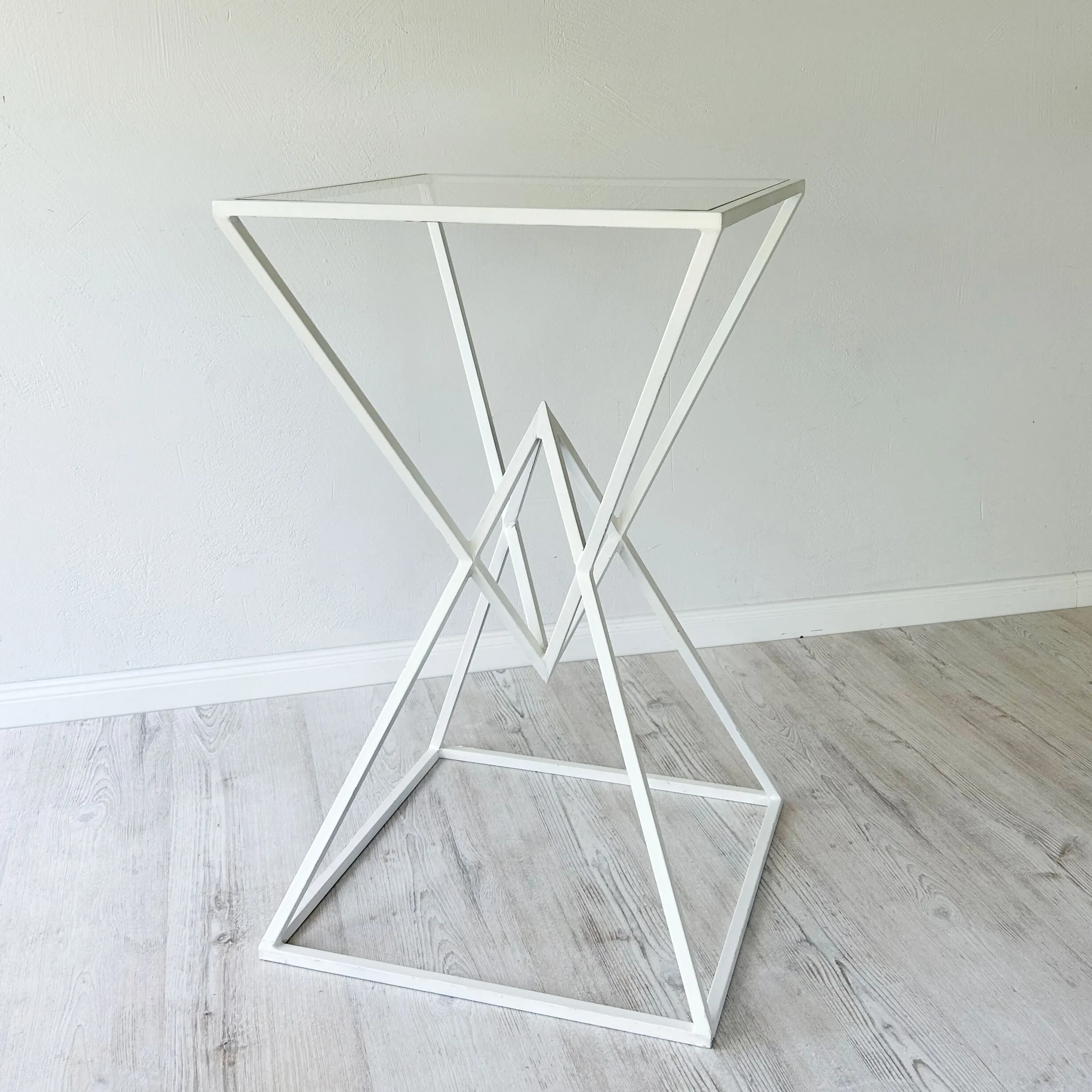 HOURGLASS WHITE ceremony table