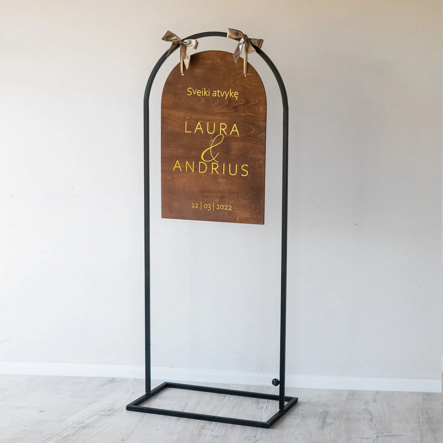 Easel D BLACK