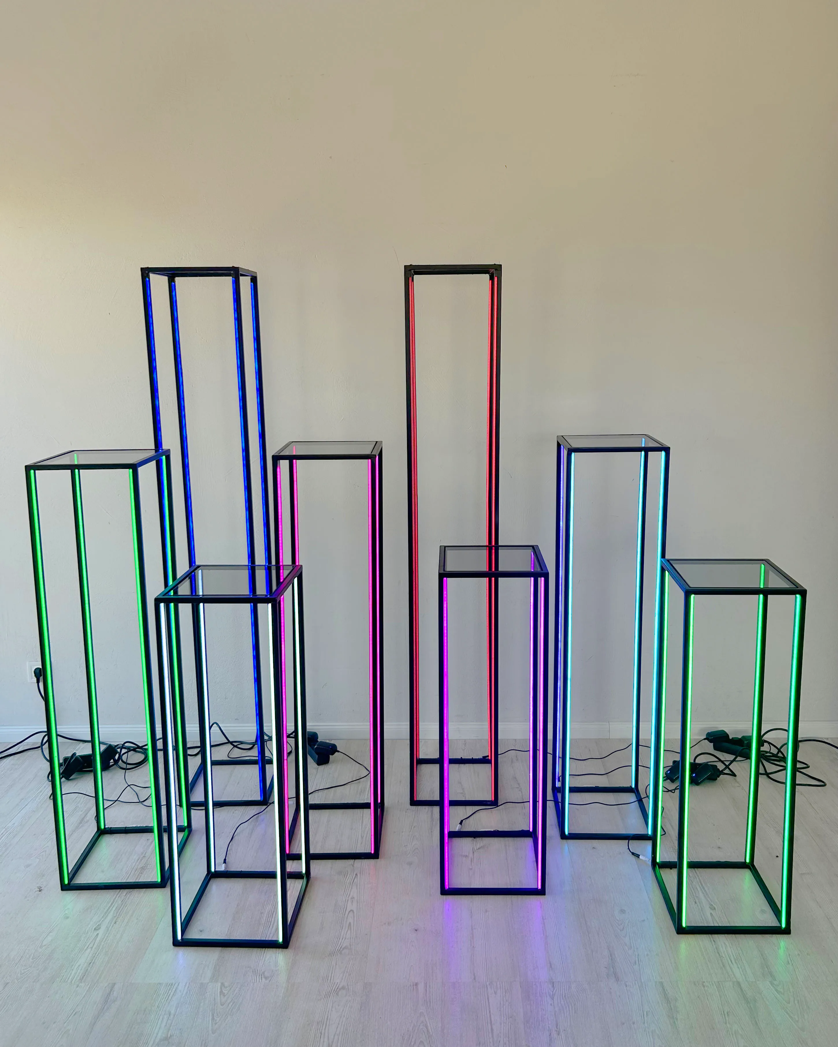 NEON BLACK 125 cm plinth