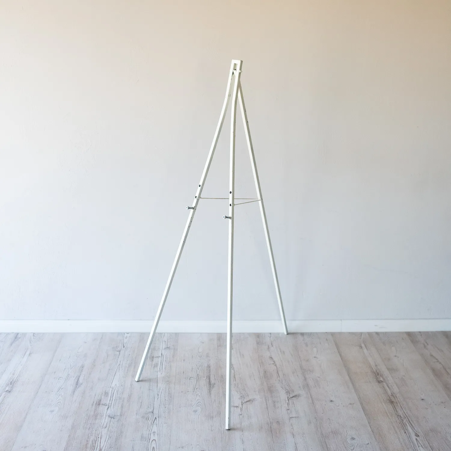 Easel F WHITE