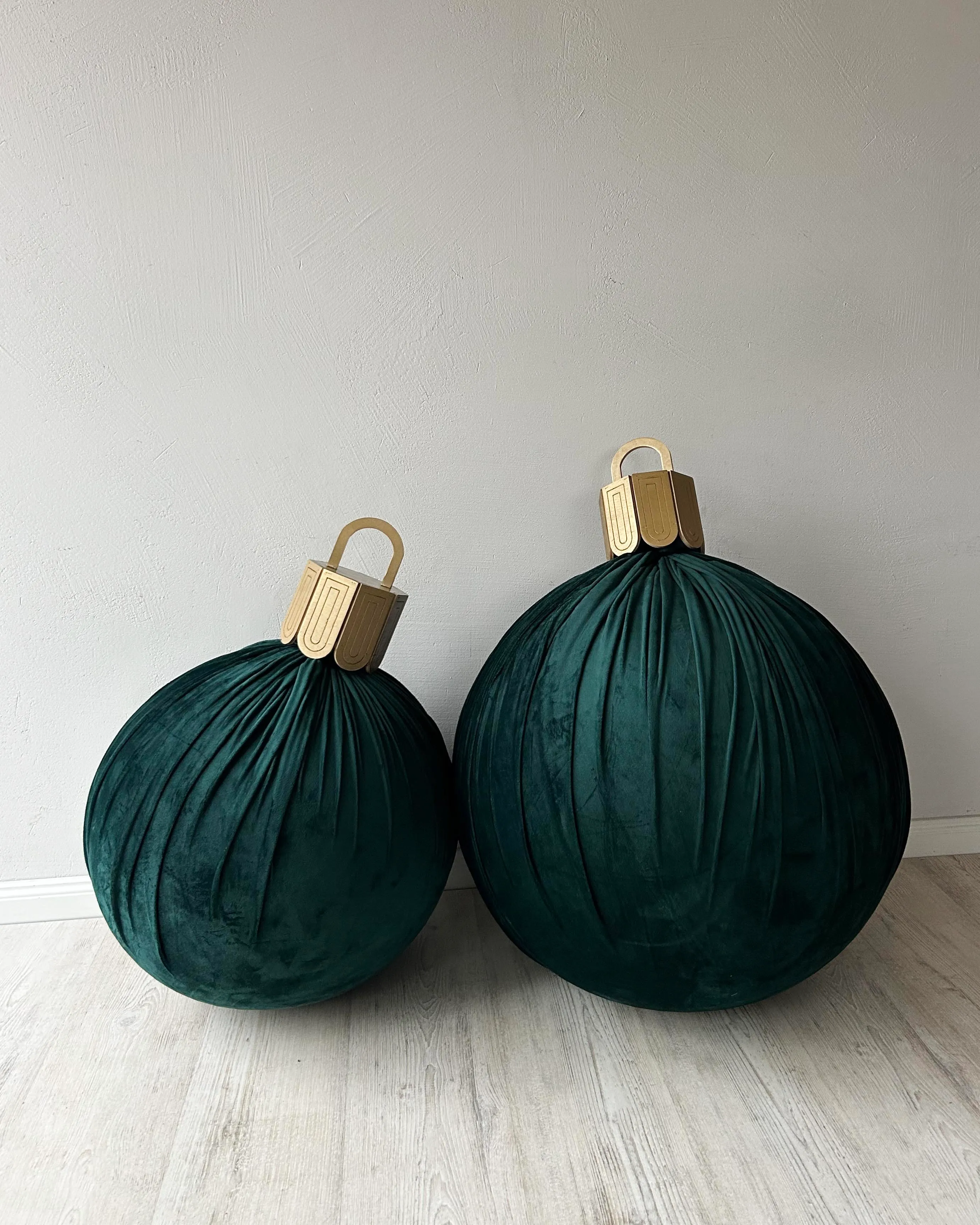 2 X CHRISTMAS BALL EMERALD GREEN