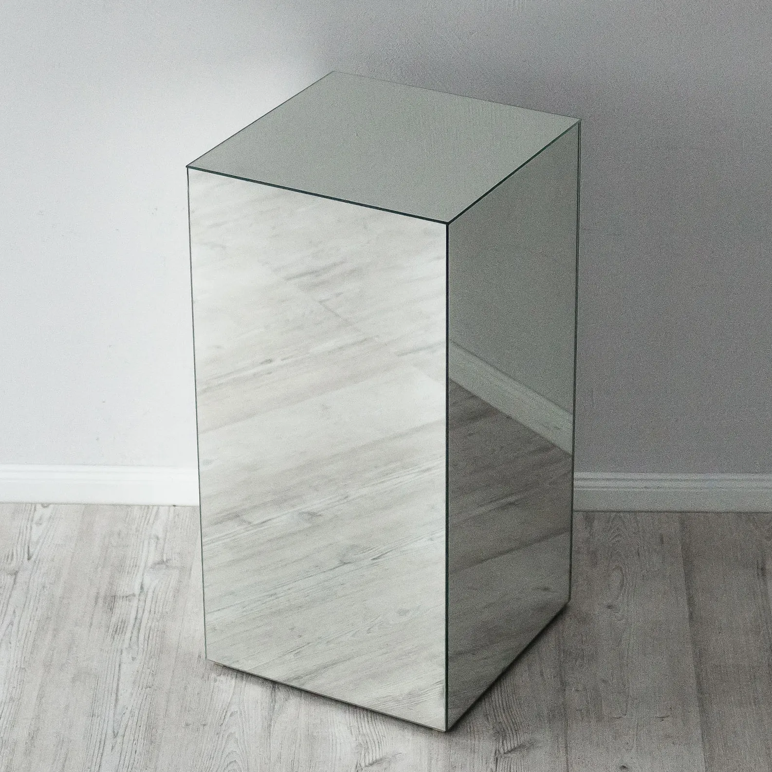 MIRROR ceremony table