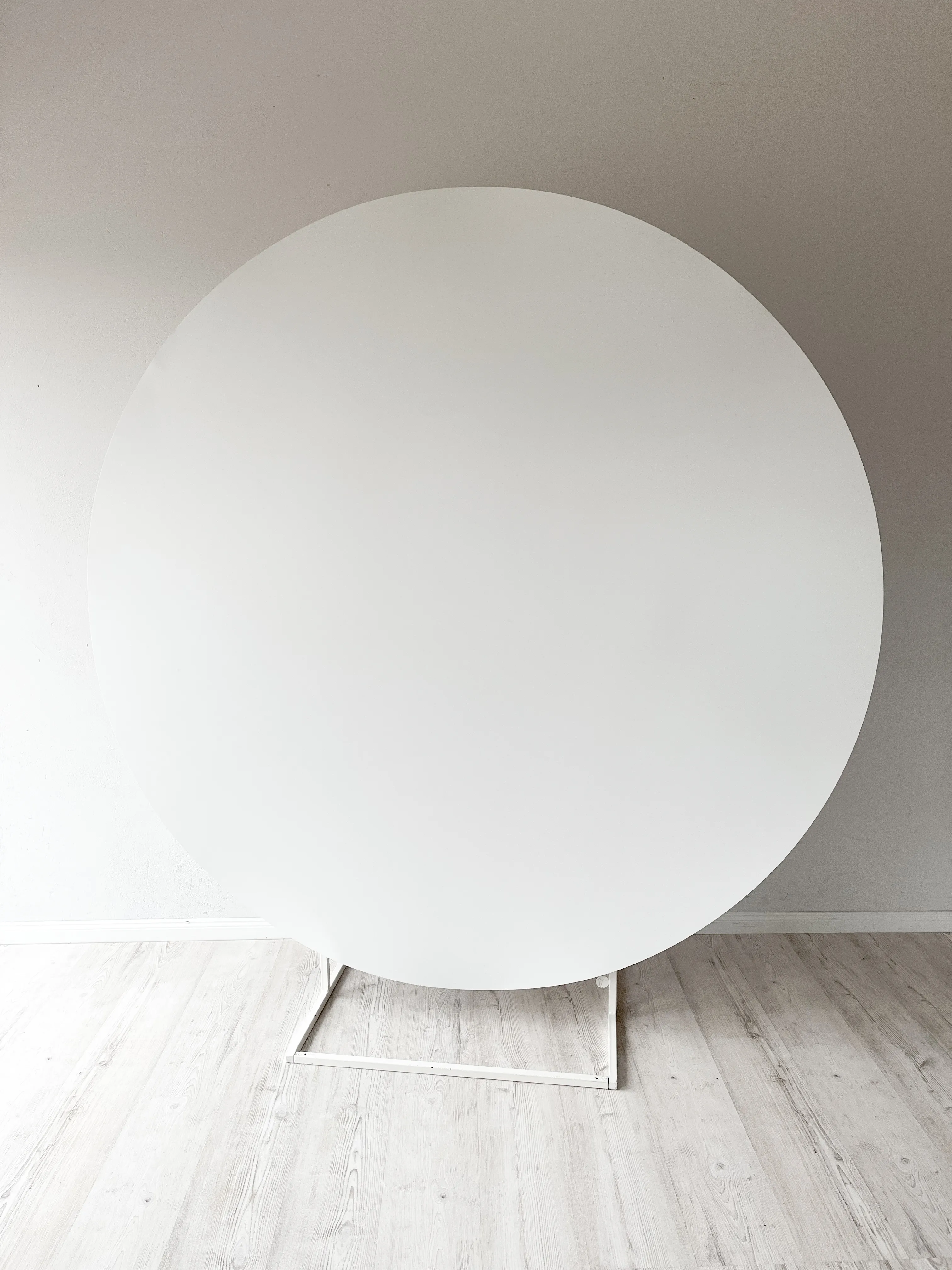 WHITE ROUND backdrop