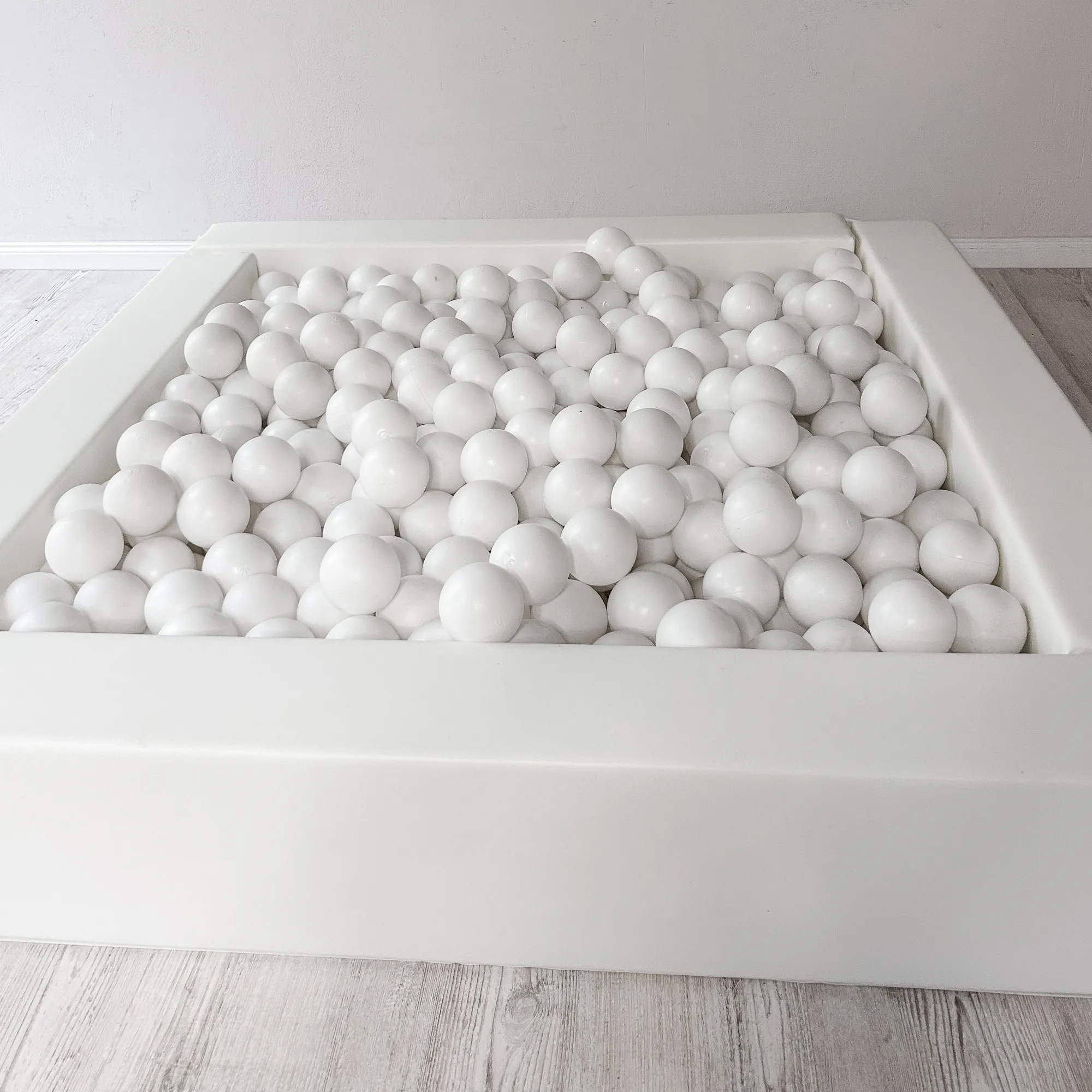 WHITE ball pit