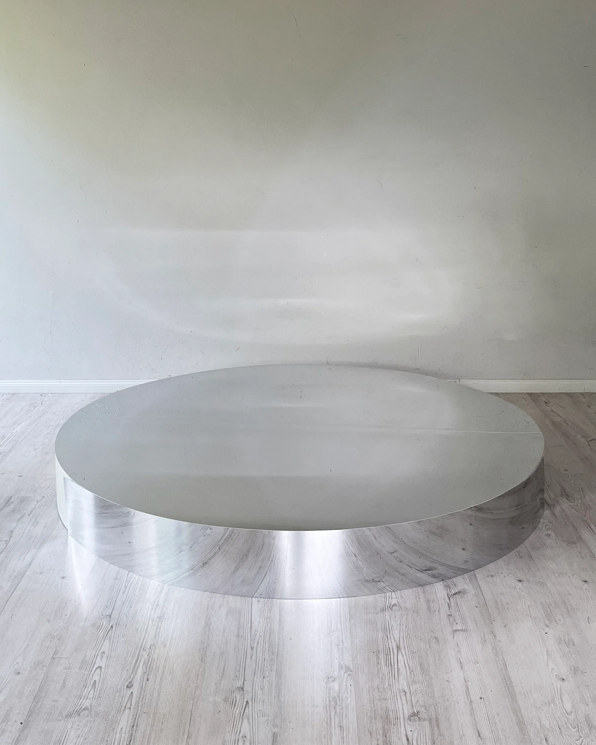SILVER MIRROR SUN podiumas