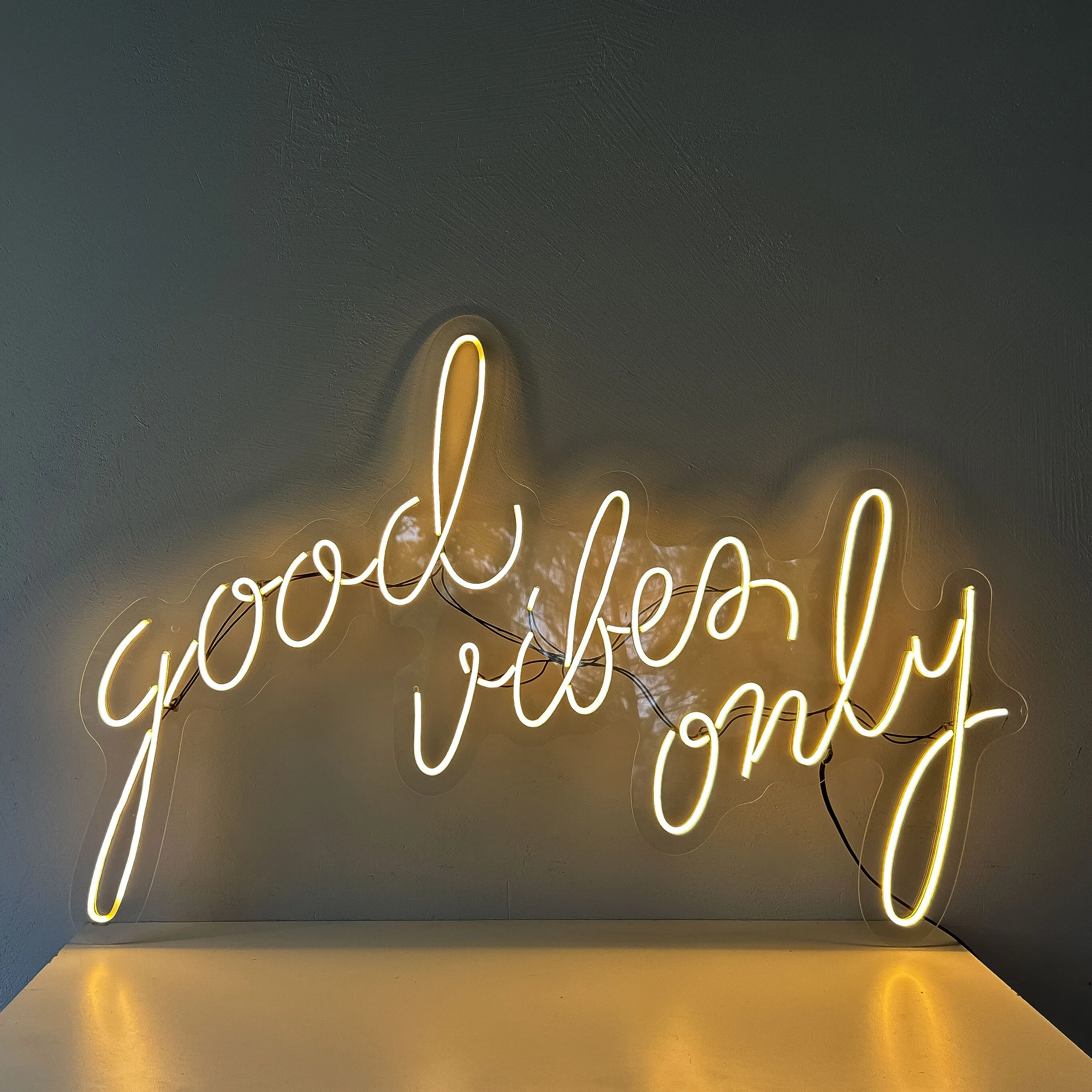 Neon sign GOOD VIBES ONLY