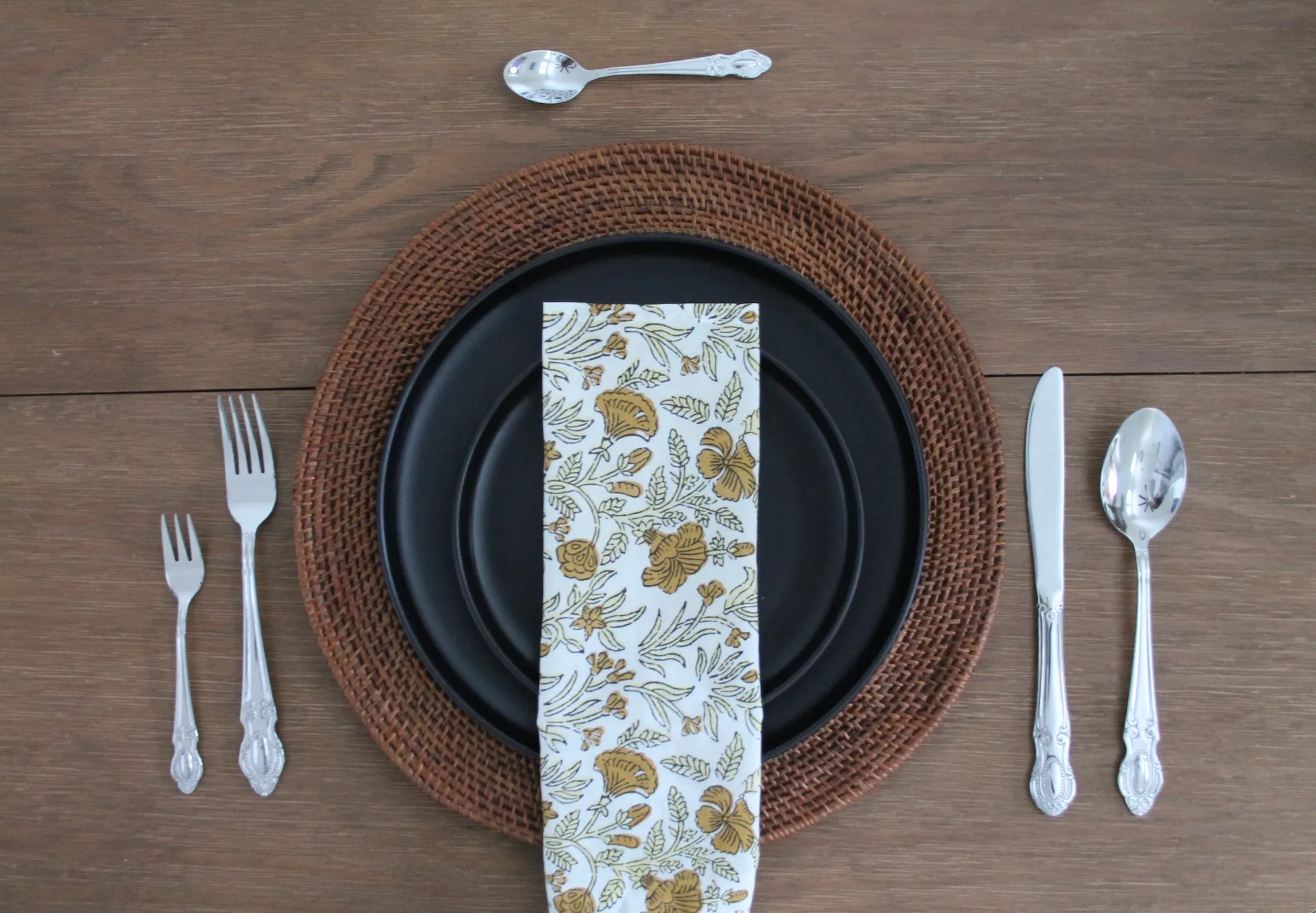 The Onyx Salad & Dinner Plate Set