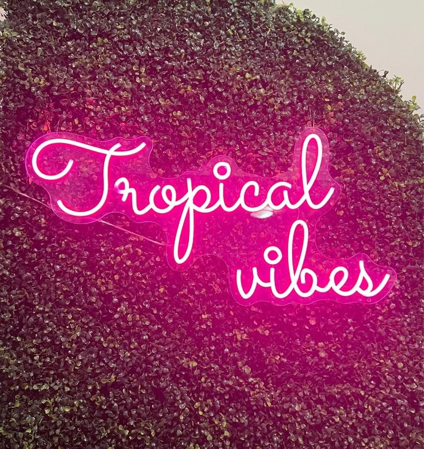 Neón sign "Tropical vibes"