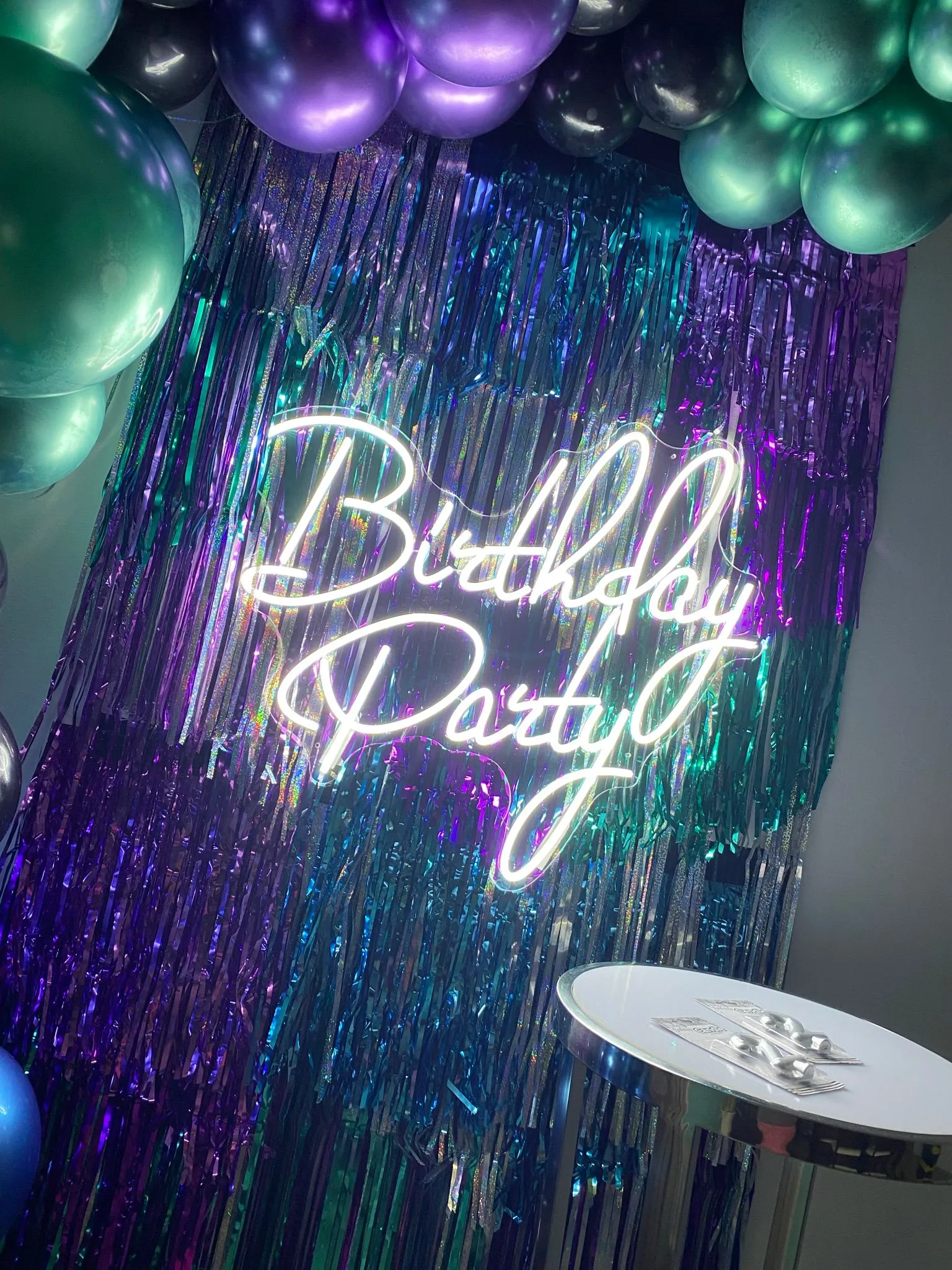 Neón sign "Birthday Party" white