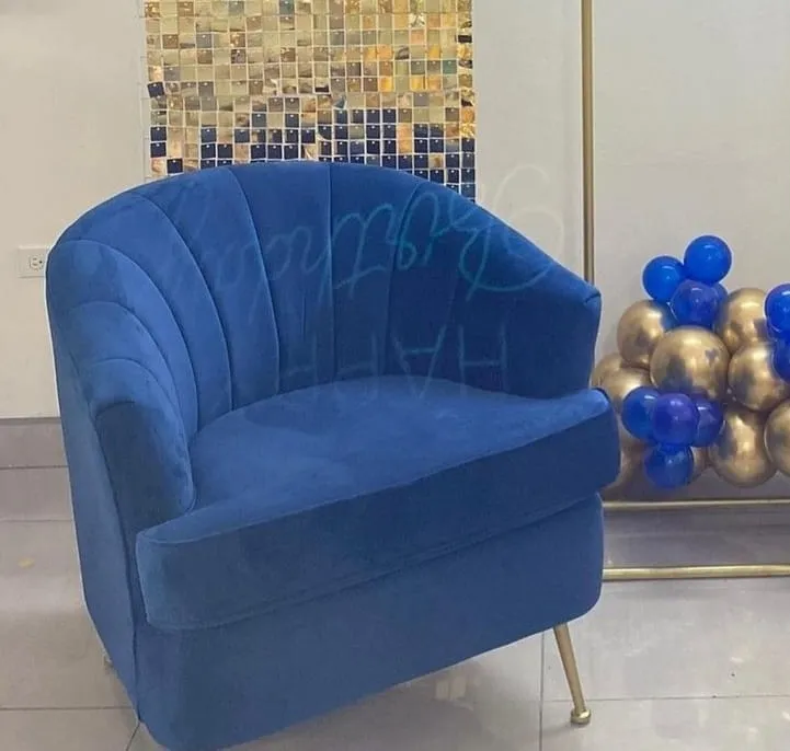 Navy velvet sofá
